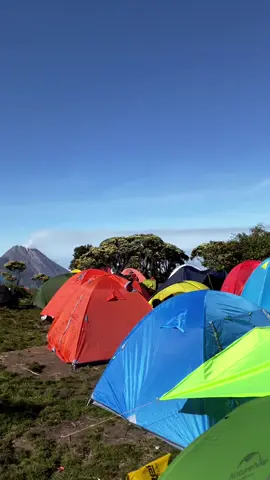 Salah satu camp terindah dengan view gunung2 ,coba tebak dimana ini 😊⛰#gunungmerbabu #merbabuviasuwanting #gunungsumbing #sunrise #sunset #gunungmerapi #gunungsindoro #gunungprau #gunungandong #gunungslamet #fyp #mountain #sabanamerbabu #merbabu 