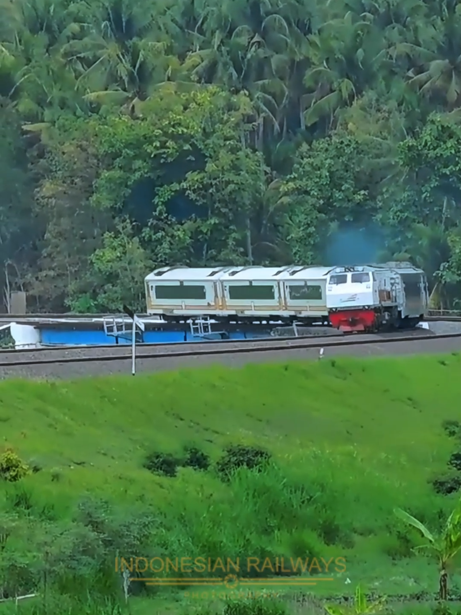 Kereta api Luar Biasa (KLB) Kirim Rangkaian dari Kutoarjo tujuan Sidotopo, melenggok-lenggok di Kelok Mertan, Kulon Progo, Jogjakarta. #keretaapi  #keretaapikita  #keretaapiindonesia  #indonesianrailways  #keretaapiluarbiasa  #klb  #kelokmertan  #kulonprogo  #yogyakarta  #ronaldopalsu