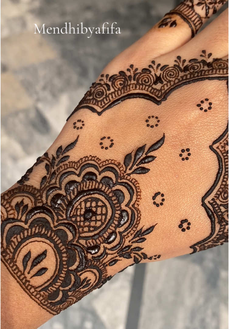 henna #mendhi #viralvideos #reels #relitfeelit #simpleeid #eid #eidlook #hennartist #simplehenna #hennalove #Love #hennaart #hennatattoo #eidmubarak #eidseries #hennalahore #lahoreartistofinstagram #partdesign #uniquehennadesign #viraldesign #forupage #videoviral 