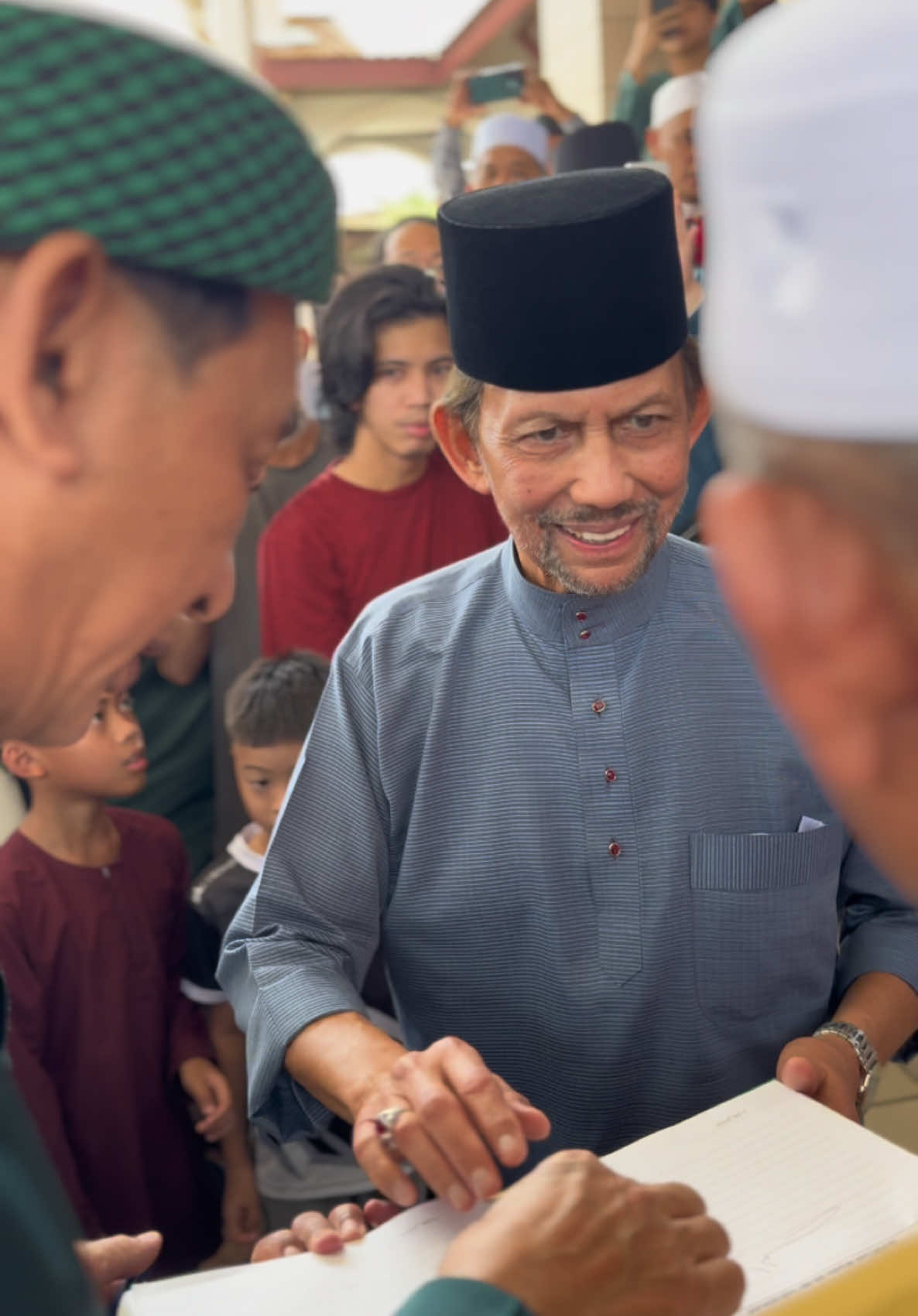 Royal presence at UBD Mosque #fypシ゚ #bruneitiktok #bruneiroyalfamily  #bruneidarussalam #brunei🇧🇳 #fyp 