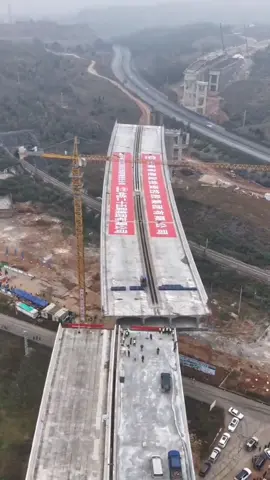 A 169-meter-long, 24,000-ton bridge was rotated in Yunnan Province, southern China. Since it crosses a railway, this construction method doesn’t interfere with its operations. #Yunnan #ConstructionInnovation #Engineering