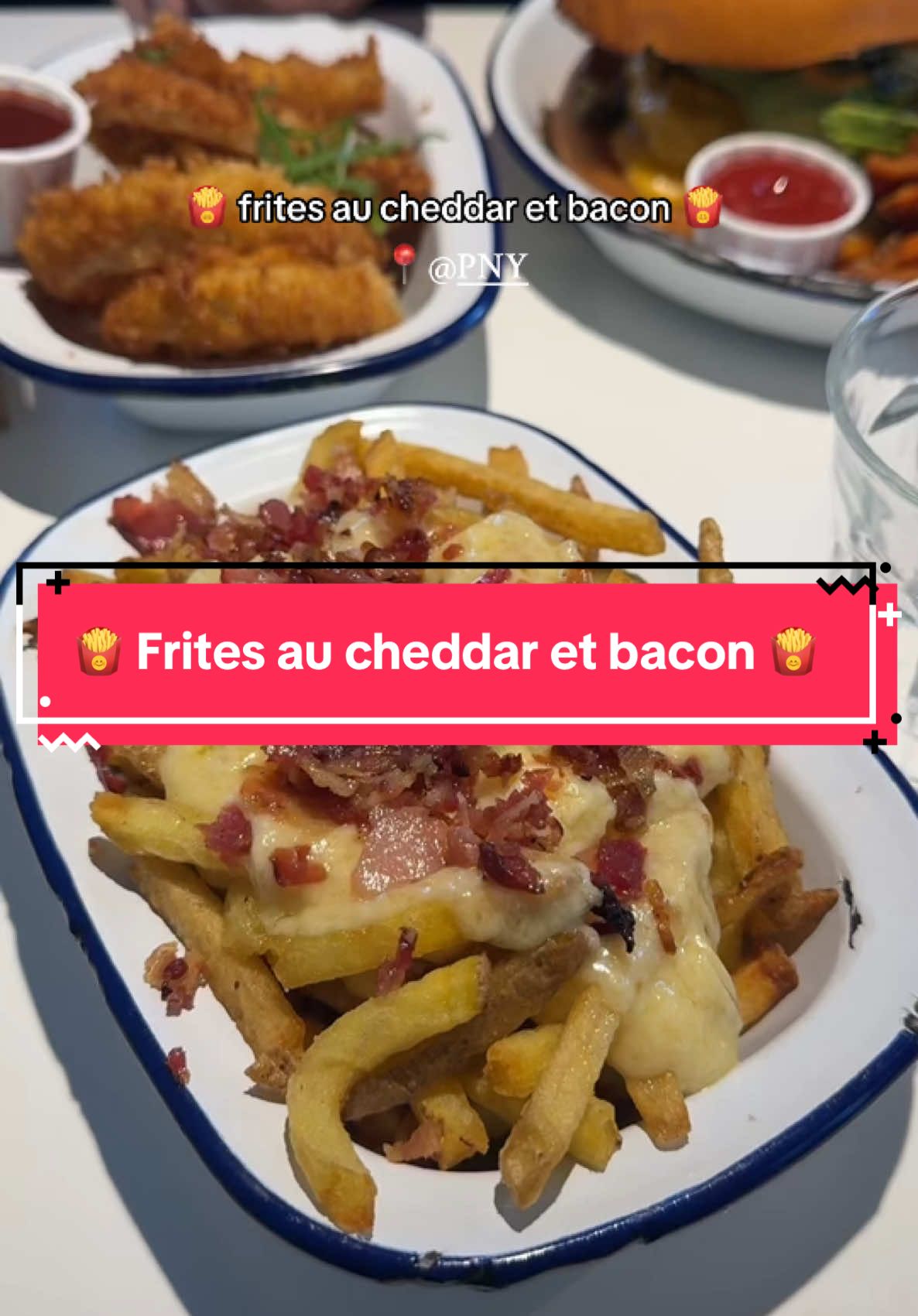 Les frites maison sauce cheddar et bacon de chez @PNY 🍟 un délice  #adresseparis #paris #bonnesadressesparis #frites #fromage #burger 