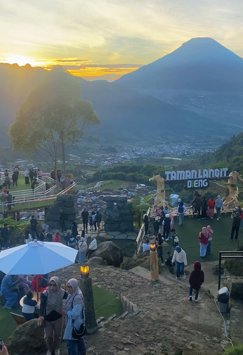 wisata yang lagi hits nih@Taman Langit Official  #fyp #fypシ゚viral #fypシ #dieng #wonosobo #diengwonosobo #diengtrip #dienghits #diengtour #datarantinggidieng #exploredieng #wonosobozone #wonosobohitz #jatenggayeng #jatenghits #jawapride #pesonaindonesia 