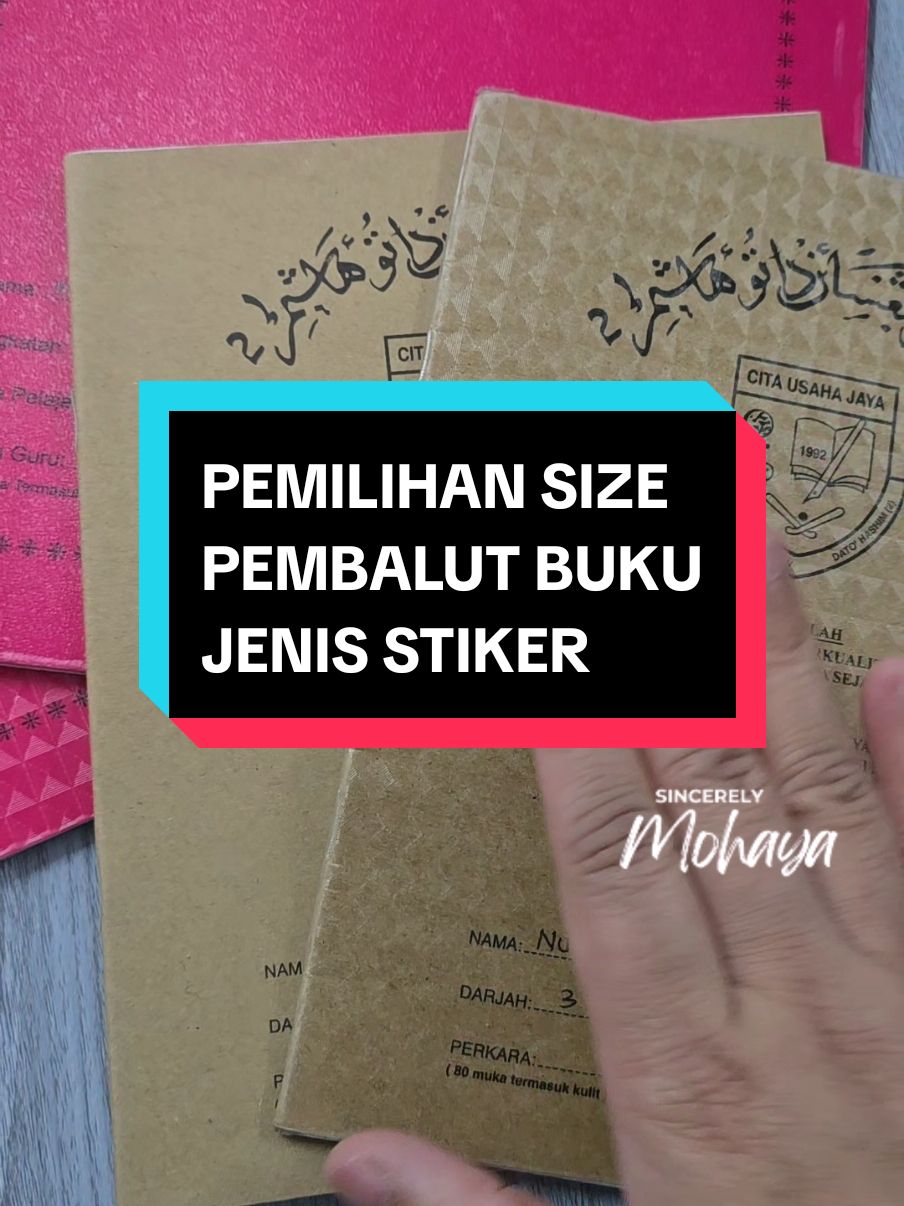 Replying to @sar_akhan Senang kerja pakai pembalut buku jenis sticker ni. Boleh pilih size S (small) untuk buku tulis latihan pendek tu, M (medium) untuk size buku aktiviti dan buku teks, L (large) untuk buku superminds ,get smart, buku amali sains, buku karangan & buku size A4. Cara Guna Boleh Tengok Video Ni Tau 👇👇👇 @SincerelyMohaya™  #pembalutbuku  #pembalutbukusekolah  #pembalutbukuteks  #pembalutbukuinstant  #peralatansekolah 