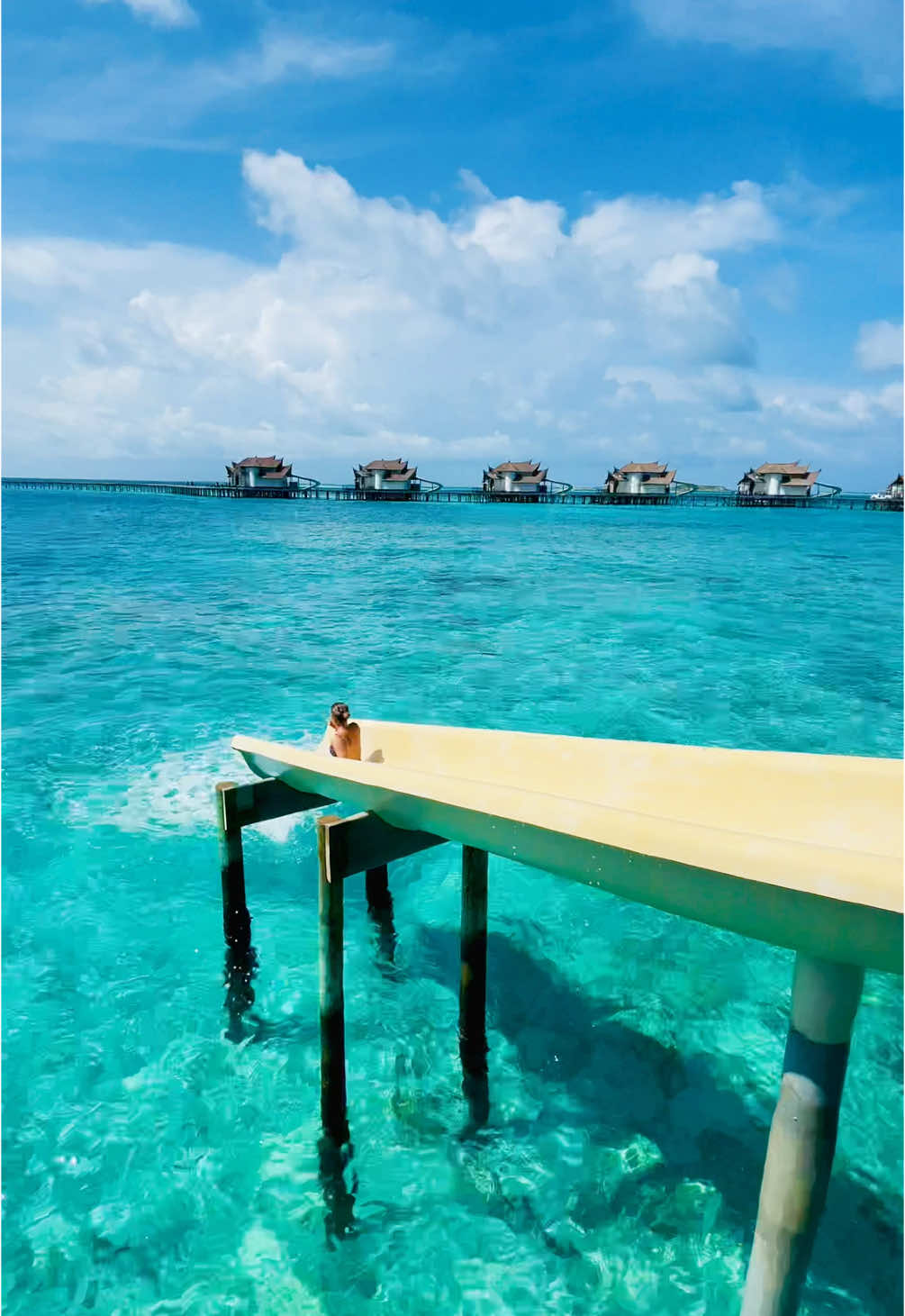 😅☀️🌊✌🏻 #maldives #maldivesvacation #maldivestiktok #ocean #slide #watervilla #villa #luxurytravel #traveltiktok #ozenreservebolifushi #voyage #beautifuldestinations #eauturquoise #bluewater #girltravel #dream #bucketlisttravel #honeymoon #frypgシ #fry #pourtoi 