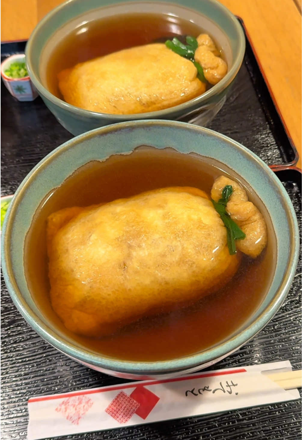 きつねの中にうどんが入った逆きつねうどん ・店名 麺闘庵 ・住所 奈良県奈良市橋本町３０−１ ・営業時間 【月～日】 11:00〜15:00 ・定休日 火曜日、水曜日、木曜日 ・メニュー 巾着きつね　1300円 ・予約 予約不可 ・席 カウンター席、テーブル席 ・駐車場 ありません。 ・電話番号 0742-25-3581 #奈良グルメ #japanesefood #tiktokfood 