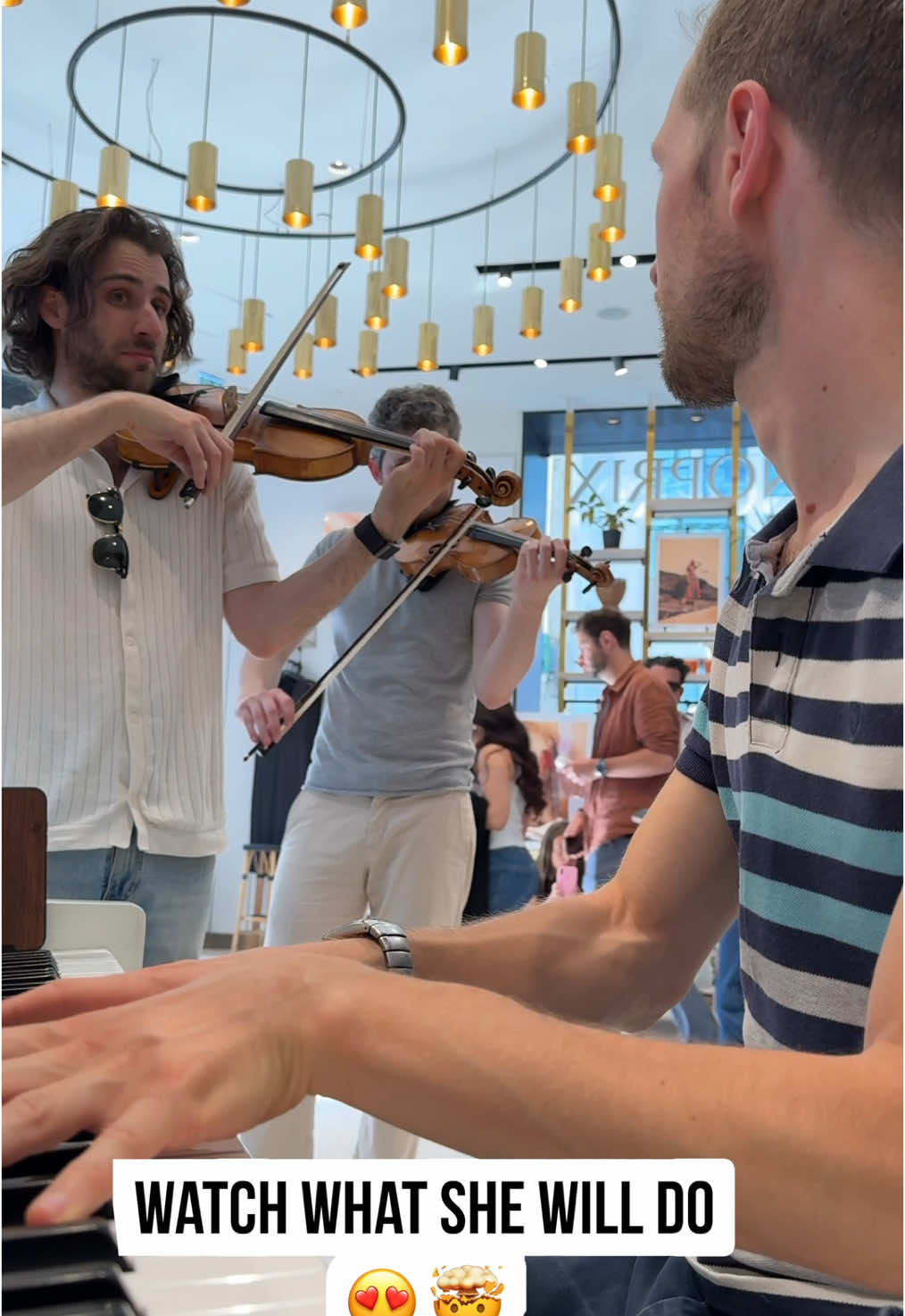 @Alicia und Jasmina shocked the entire supermarket..😍😱 #tattoo #loreen #violin #violincover #publicpiano #singers #twins #livemusic 