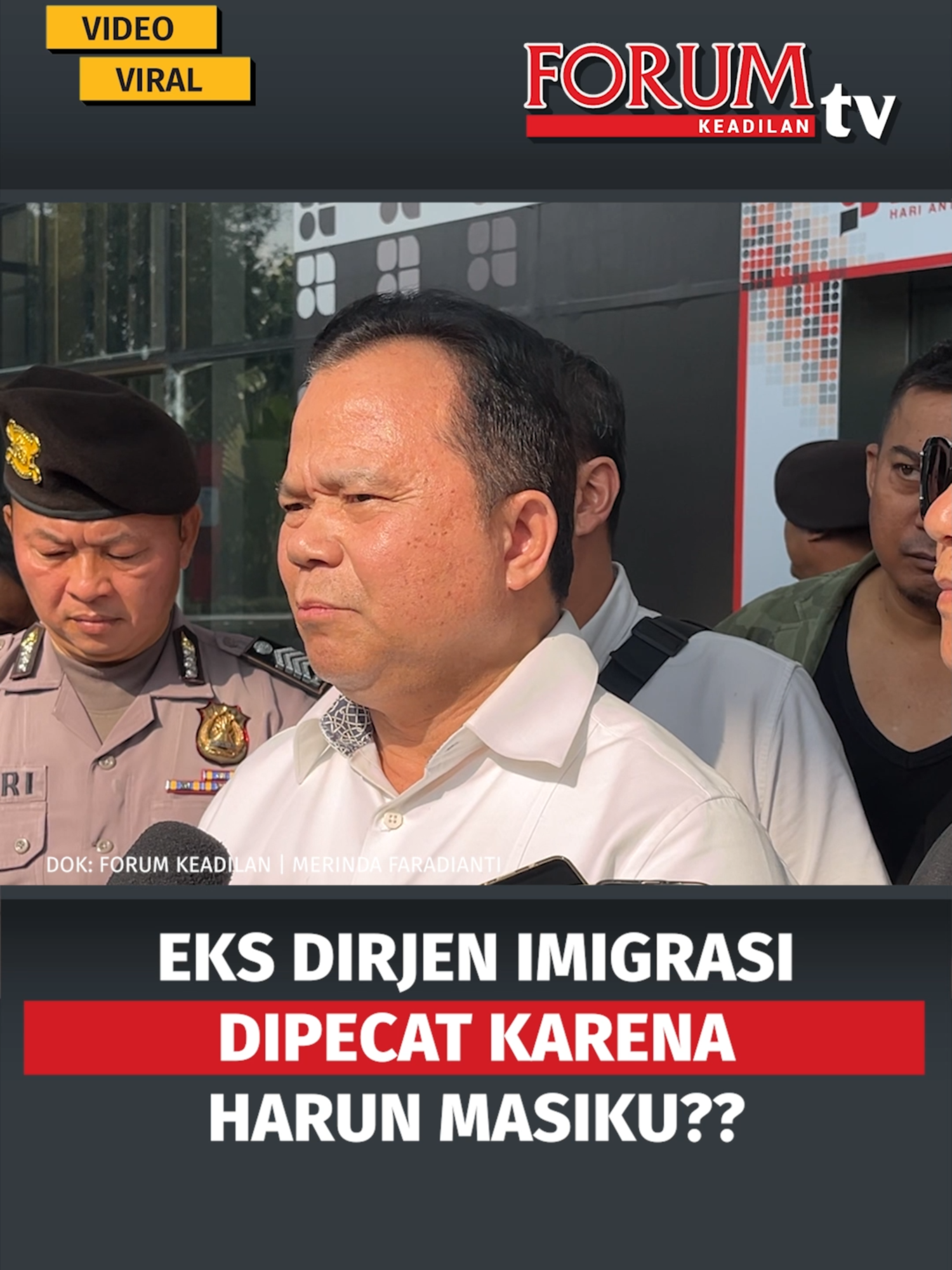 Mantan Dirjen Imigrasi Ronnie Sompie dicopot Menteri Hukum dan HAM Yasonna Laoly pada tahun 2020 silam. Kepada awak media, Ronnie tak menjawab secara pasti alasan pemecatannya. Setelah pencopotan dirinya, Yasonna Laoly menunjuk Irjen Jhoni Ginting menggantikan Ronnie. Baca selengkapnya di forumkeadilan.com #ronniesompie #yasonnalaoly #imigrasi #pemecatanpejabat #jhoniginting #beritahukum #forumkeadilan #kasusterkini #hukumindonesia #pemerintahan