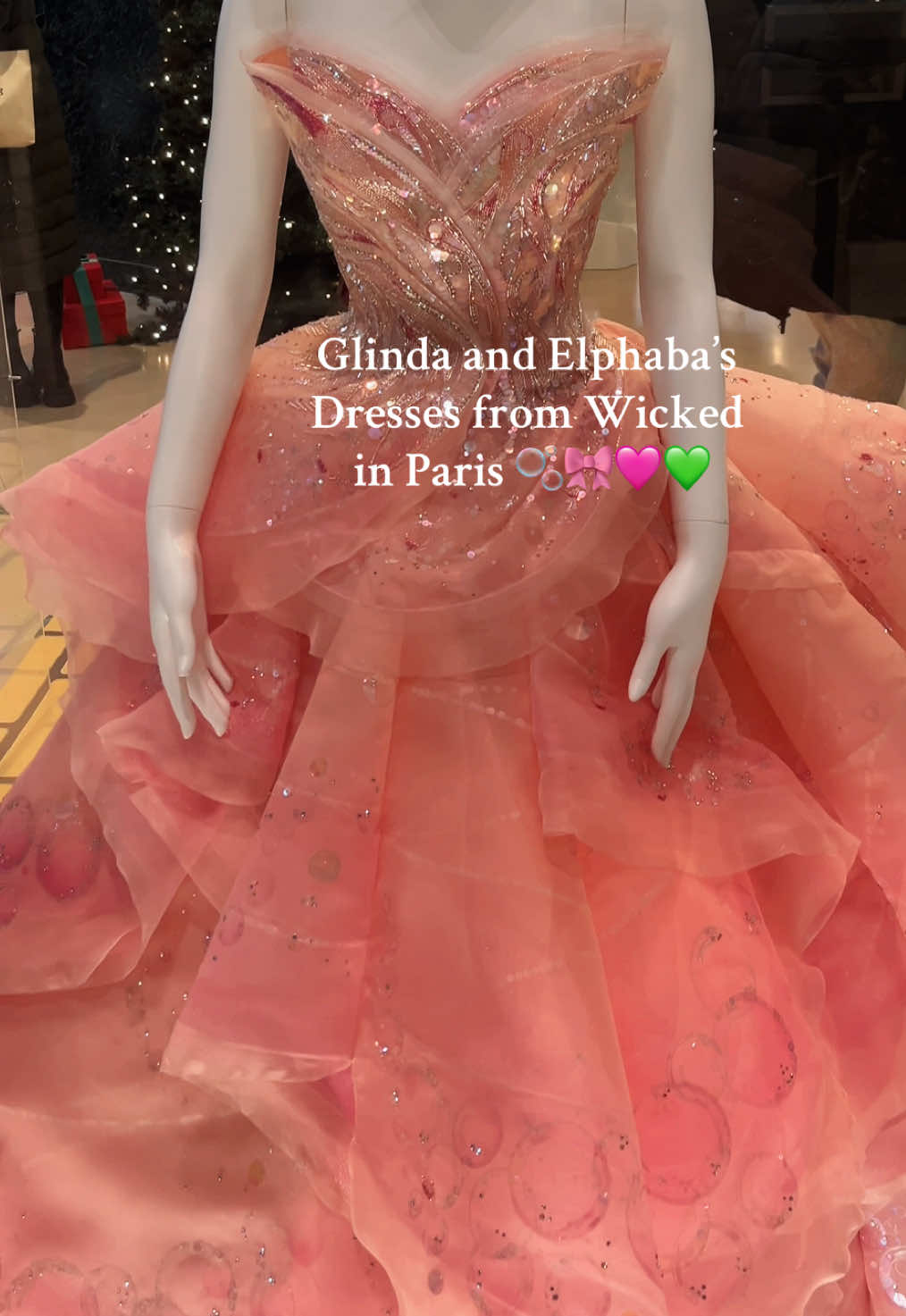 Elles sont trop jolies 🥺💓💚  #wicked #wickedmovie #glinda #elphaba #arianagrande #arianators #cynthiaerivo #dress #pink #green #glindathegoodwitch #fyp #wickedmerch #paris #girlythings #girlystuff 