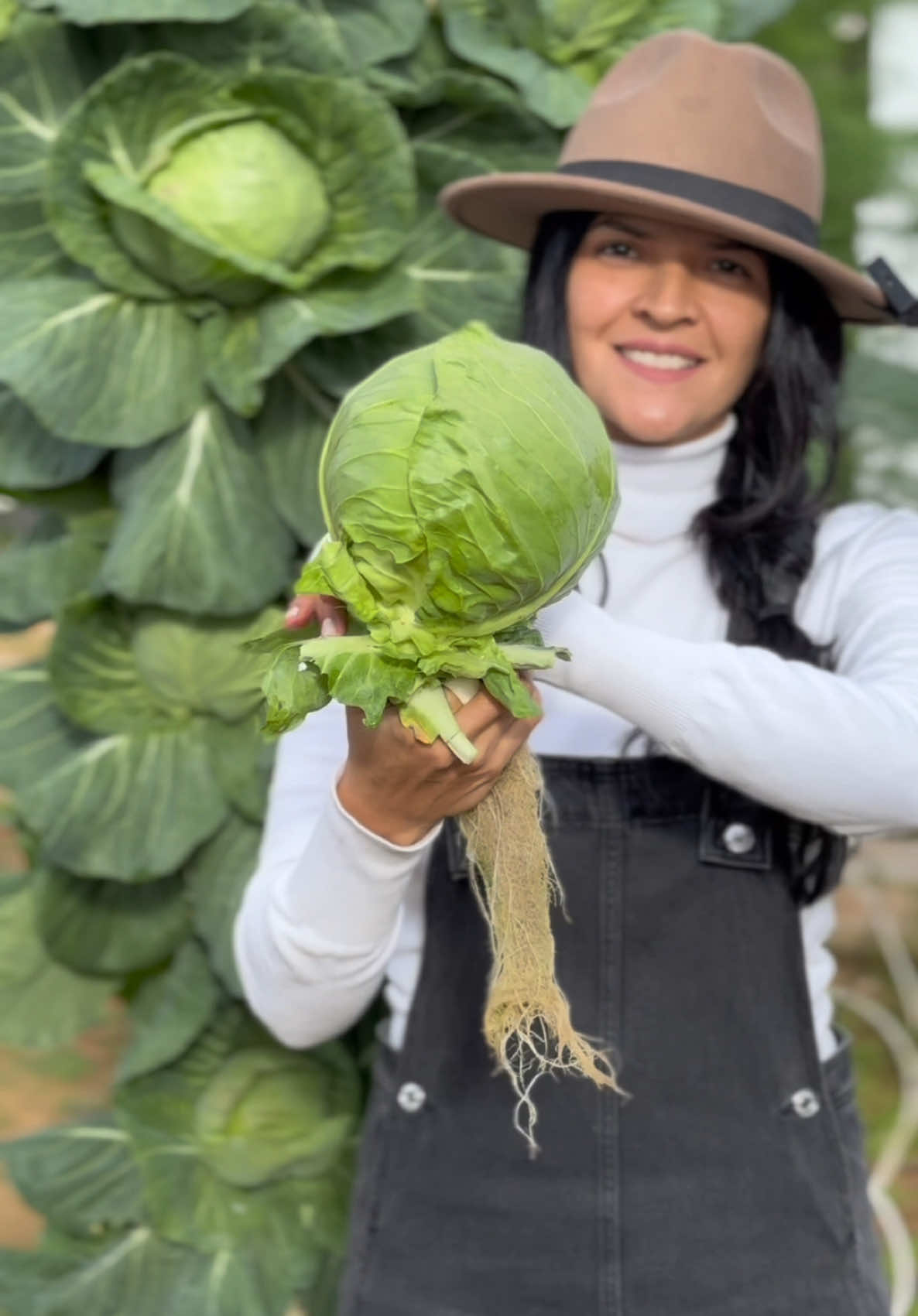 Vertical farming with aeroponic towers is a cutting-edge approach to agriculture, allowing you to maximize the yields of your crops using less space & water than traditional farming methods. #farming #agriculture #gardening #aeroponics #verticalfarming #vegetables #hydroponics #soilless