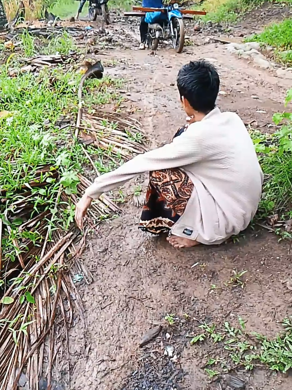 ayo semangat mengaji mumpung masih di berikan kesempatan hidup, .....lihatlah betapa semangat nya saudara kita yang ada di pedalaman untuk tetap mengaji dengan segala keterbatasannya.. .... #cengdudu  #ceritakehidupan  #perjalananhidup  #majlisngereyeuh  #masukberandafyp  #ceritakita  #motivasihidup 