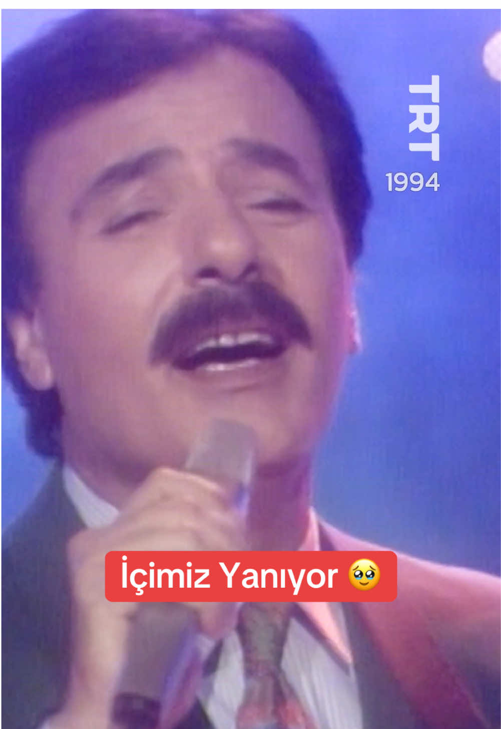 Geçtiğimiz gün aramızdan ayrılan, arabesk müziğin güçlü seslerinden, hasret çekenlerin sözcüsü #FerdiTayfur'u rahmetle anıyoruz. #FerdiTayfur #İçimYanar #Arabesk #TRT #TRTArşiv #Neİzlesem