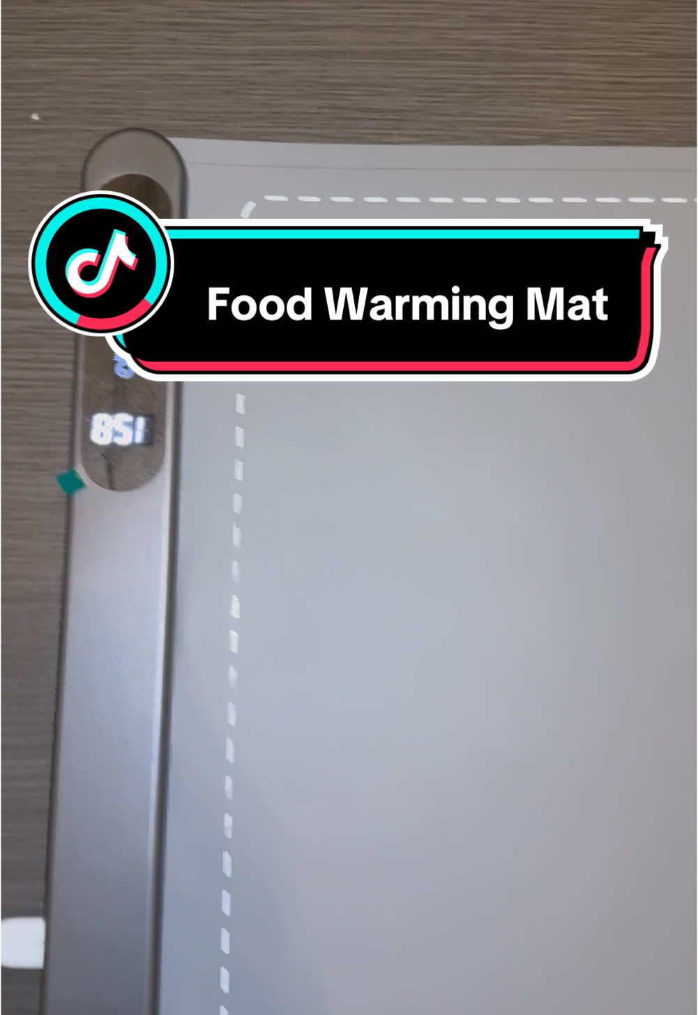 This food warming mat is amazing for hosting parties! 🥰 #foodwarmingmat #foodwarmingpad #warmingmat #warmingpad #electricwarmingtray #kitchengadgets 