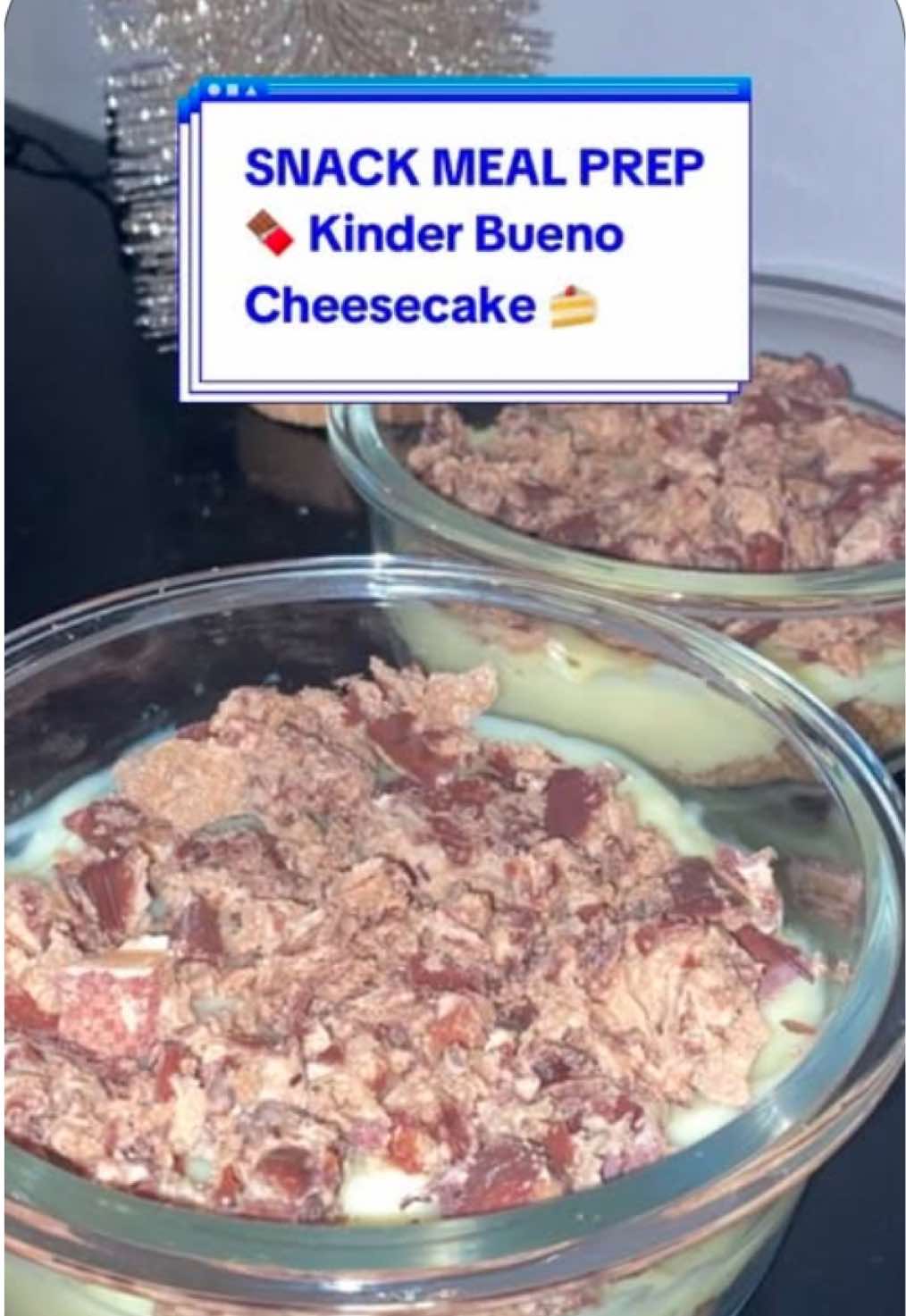 MEAL PREP WITH ME 🫱🏼‍🫲🏽 🍫 Kinder Bueno Cheesecake 🍰 Een toetje wat echt smaakt als een dessert maar wel vet voedzaam is 😮‍💨 En het fijne is dat je dit super makkelijk kunt meal preppen en daarom meteen kan opeten als dat moment van de dag is aangebroken! Wat heb je nodig voor 1 portie 🤍 1 weetabix 🤍 100 g protein pudding in de smaak Vanille (@Albert Heijn ) 🤍 1 fijngemaakte Kinder Bueno Je kunt het makkelijk 4 dagen in de koelkast bewaren🤌🏼 Macro’s voor 1 portie 259 kcal | 27,8 C | 13,8 P | 9,8 F #mealprep #snack #nuggets #fakeaway #highprotein #FoodTok Ga jij dit gerecht ook maken? 👀