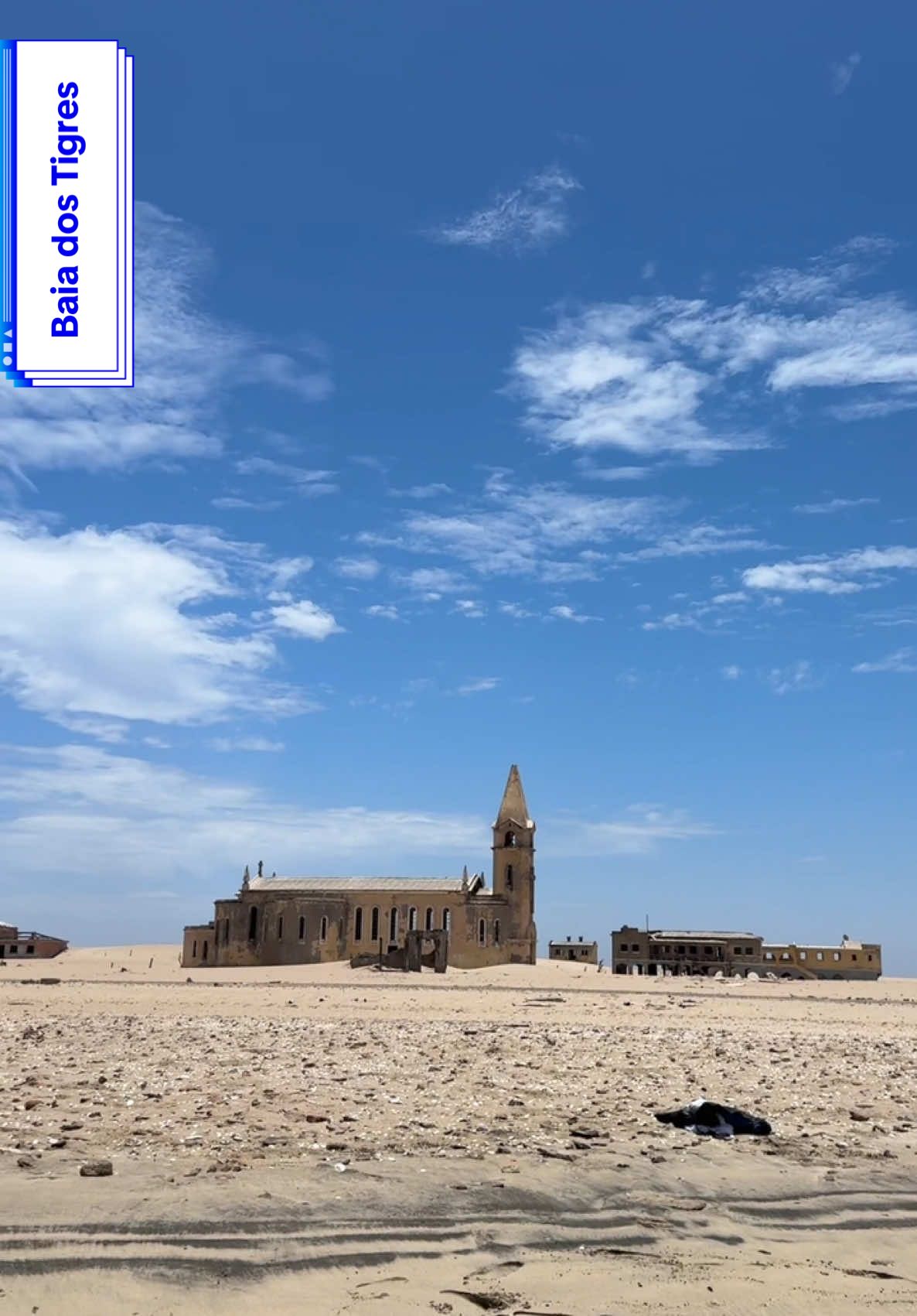 Explorando a fascinante Baía dos Tigres, onde o deserto encontra o Atlântico e as histórias de um passado misterioso ganham vida.  Antiga cidade-fantasma, São Martinho dos Tigres é um cenário único, repleto de dunas, praias desertas e silêncio que inspira. Um destino que revela o encanto intocado do Namibe e a riqueza da história de Angola. ✨ #BaíaDosTigres #Namibe #TurismoAngola #angolaexperience 