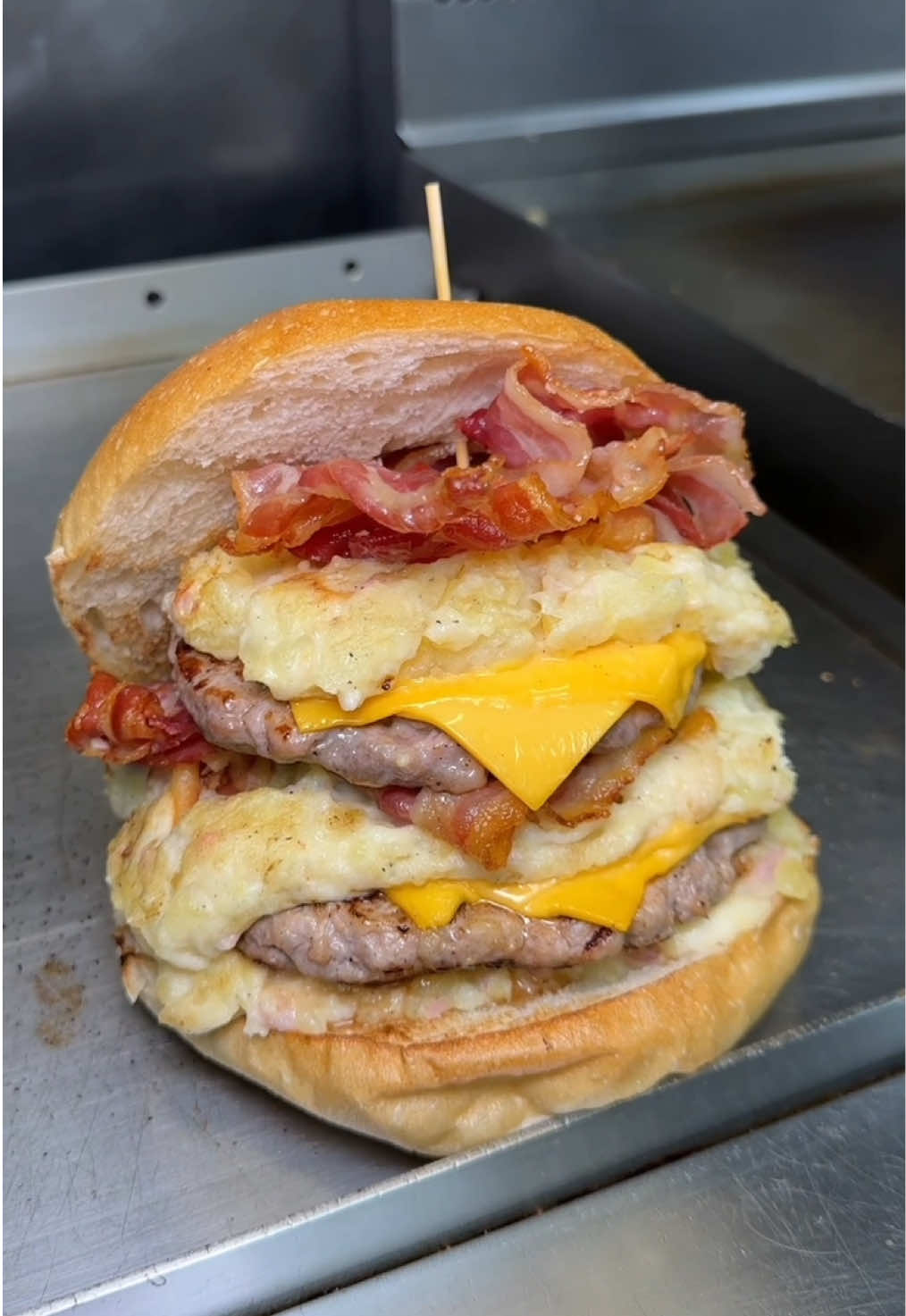 Il panino più calorico che vedrai oggi! 🍔🐷