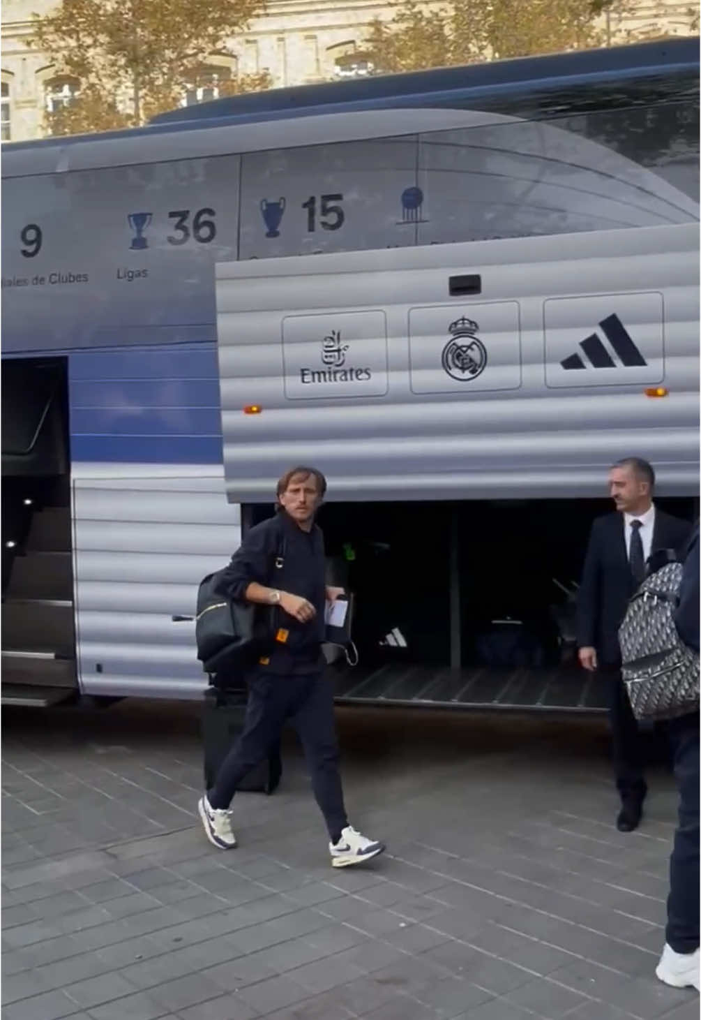 🚌 El Real Madrid ya está en su hotel de Valencia #Q #compartiresvivir #TikTokDeportes #tiktokfootballacademy #viral #realmadrid 