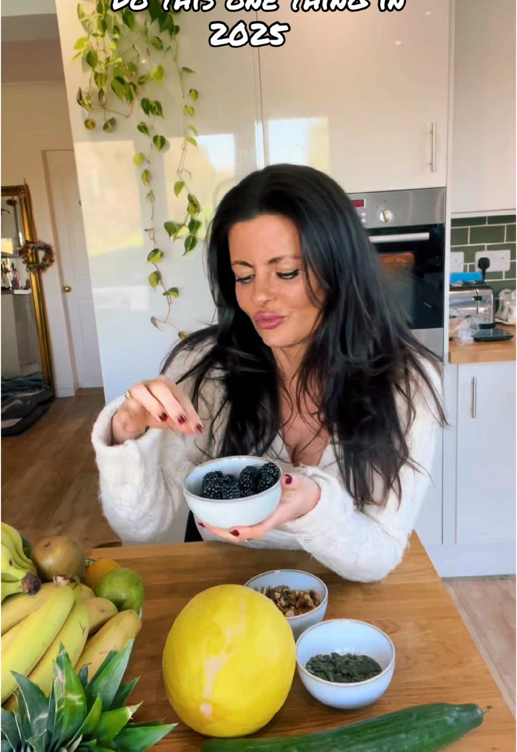 Eating raw till 4 is the best reset in the world! It’s a gentle cleanse for the body, makes you feel happier and you will end up glowing! It’s super easy and is exactly what it says!! Eat and drink nothing but raw fruits, vegetables, nuts, seeds, chia seeds, flax seeds all day long until 4pm - then have a lightly cooked evening meal no later than 7pm. You can start the day with a green, red or orange juice, and drink coconut water, herbal teas and water throughout your day. You will not have to count calories, improve your health by reducing inflammation and sky rocket your energy like no other.  Let me know if you do this already or if you are new to raw eating let me know how you feel!! 💜 #cleansing #rawdiet #detox #natural #holistic #nature #healthydiet #healthyliving #healthyyou #wellnessin2025 #wellbeing #loveyourbody #heal #wellnessjourney 