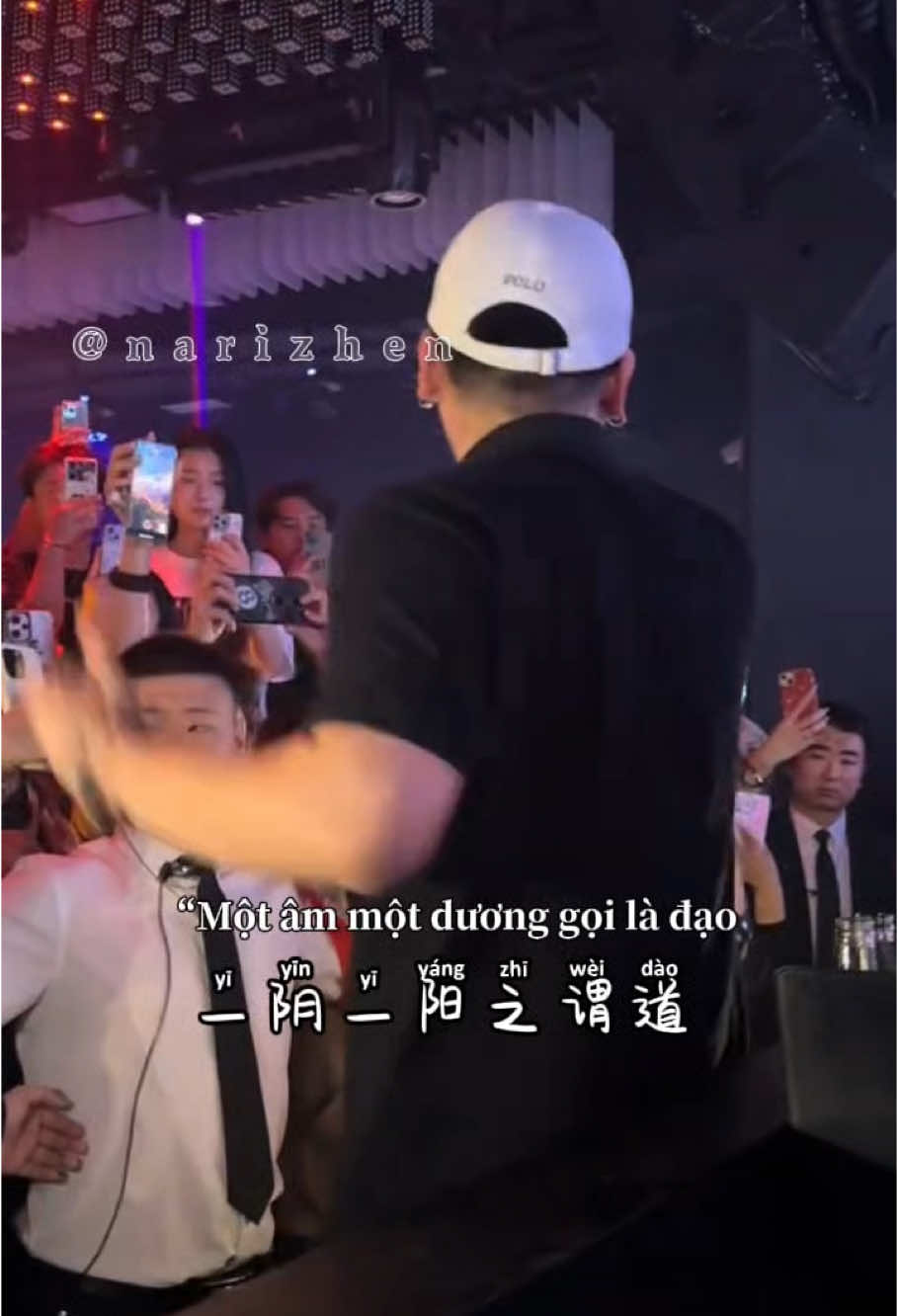 Bài hát: Bát Phương Lai Tài live #chinasong #翻唱 #douyin #nhachaymoingay #chamnari #nhactrungquoc #xuhuong #lyrics #trending #narizhen #foryou #fyp #chinese #tiendentumoihuongbeat #tiendentumoihuong #八方来财伴奏 #batphuonglaitai #八方来财 #batphuongchieutai @Châm Nari 💛 #livehouse 