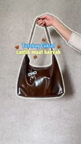 jujur waktu dateng ga nyangka klo totebag 30rb an ini bakal sebagus ituu. cocok bgt buat kuliah apalagi musim hujan kaya gini karna ini waterproof 🤎🐻😍 #totebagwanita #totebagkuliah #totebagcoklat #taswanitamurah #fypシ 