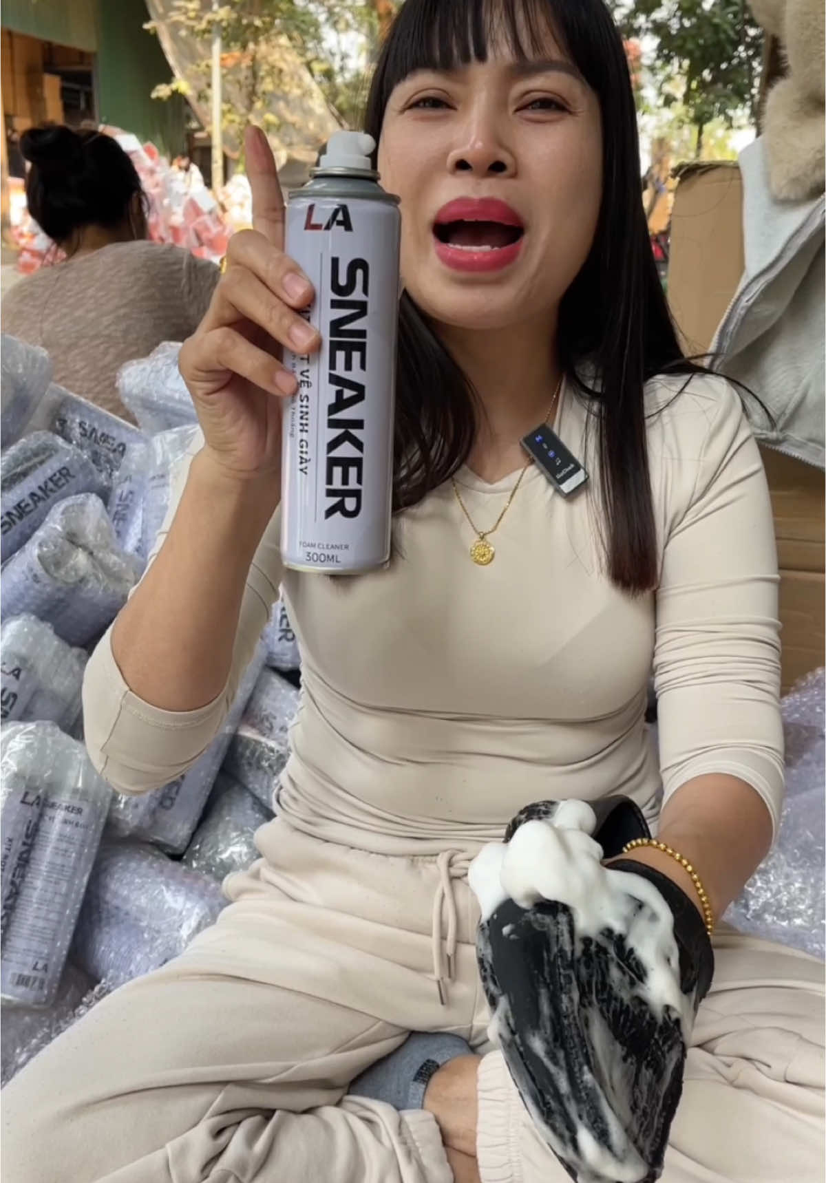 Chỉ hơn 20k chai xịt bọt vệ sinh giày dép sạch như mới #xitbotvesinhgiay #xitvesinhgiay #chaixitvesinhgiay #hahienhoa1 #nhacuadoisong #xuhuong #tienichgiadinh #giadungtienich #giadung 