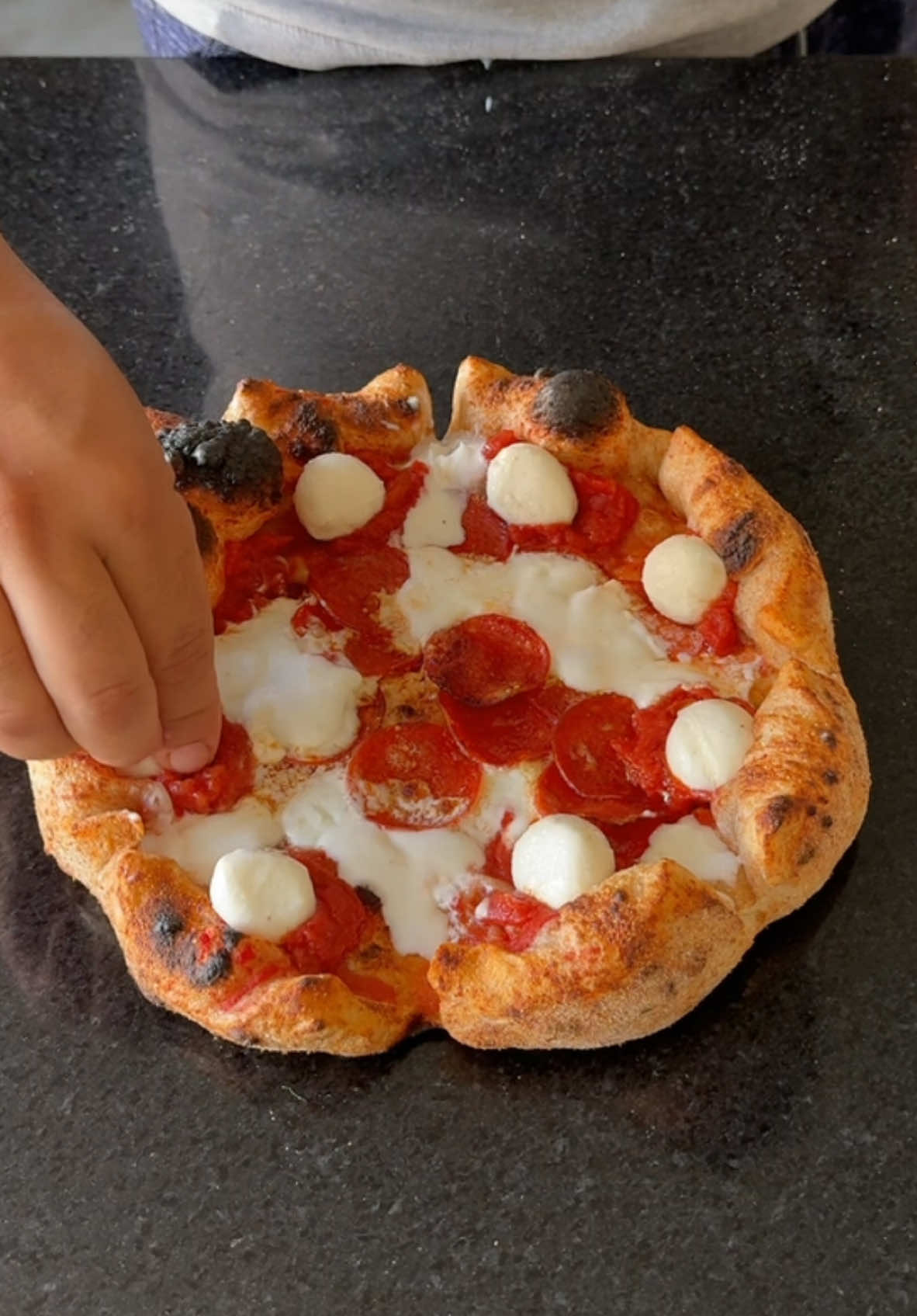 Pizza de pepperoni com ricota de búfala e borda recheada com tomate e mozzarella de búfala fresca. . . . #pizza #pizzadelivery #pizzaria #pizzariadelivery #pepperoni #CapCut 