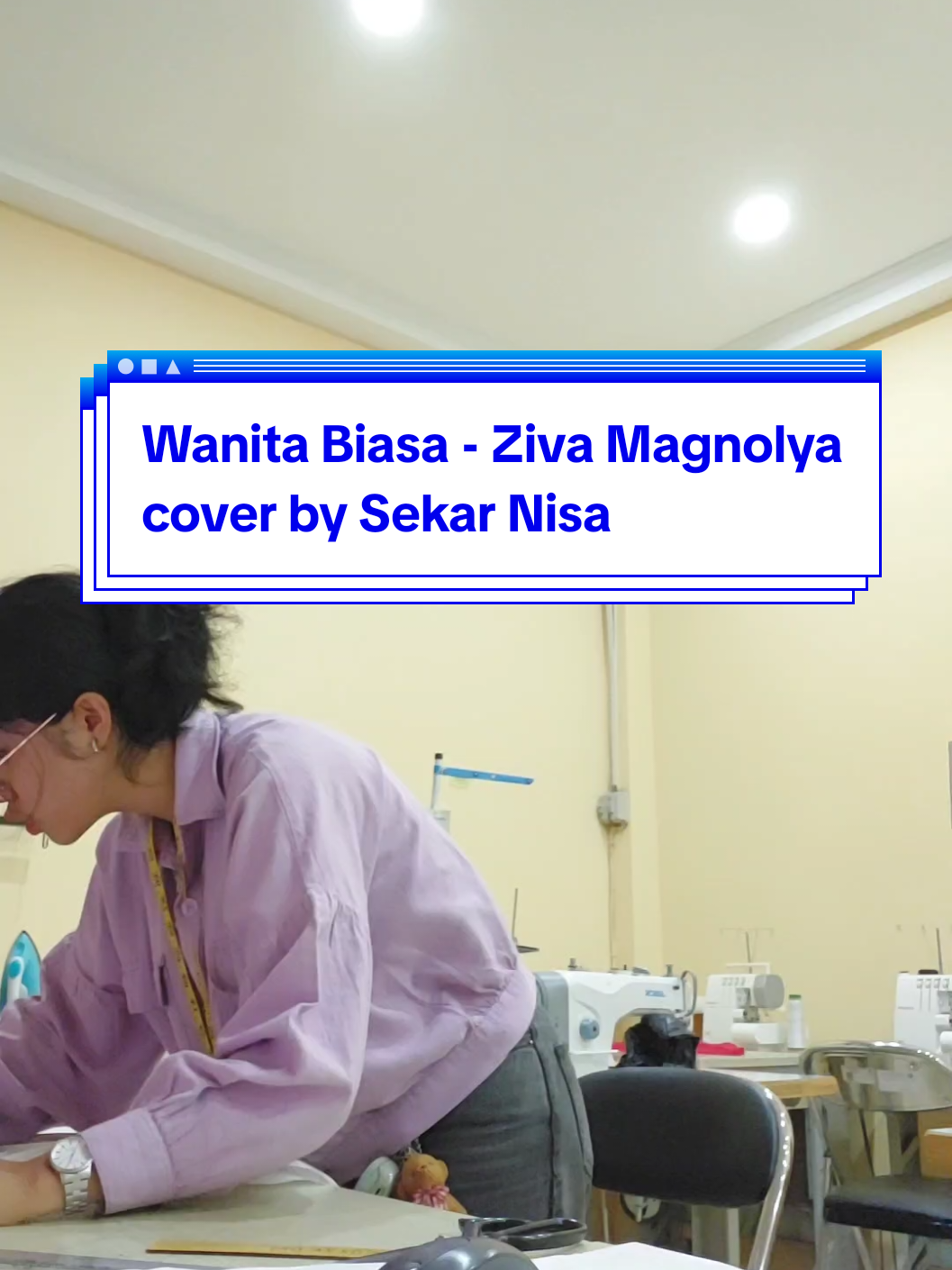 udah pernah liat mahasiswa fashion bikin pola jas sambil nyanyi belom? HAHAHAH. walaupun nugas, galaunya gak pernah absen tuh😋 apalagi kalau di ajarin buat jas sama ibu @mully_ihsan tersayang, bikin pola langsung lancar dan sat set hehehe terima kasih ibuu😘🙏🏻 Wanita Biasa - @szivsz cover by Sekar Nisa #musician #singing #personalbranding #cover #fypシ゚viral #wanitabiasaziva #zivamagnolya #VoiceEffects 