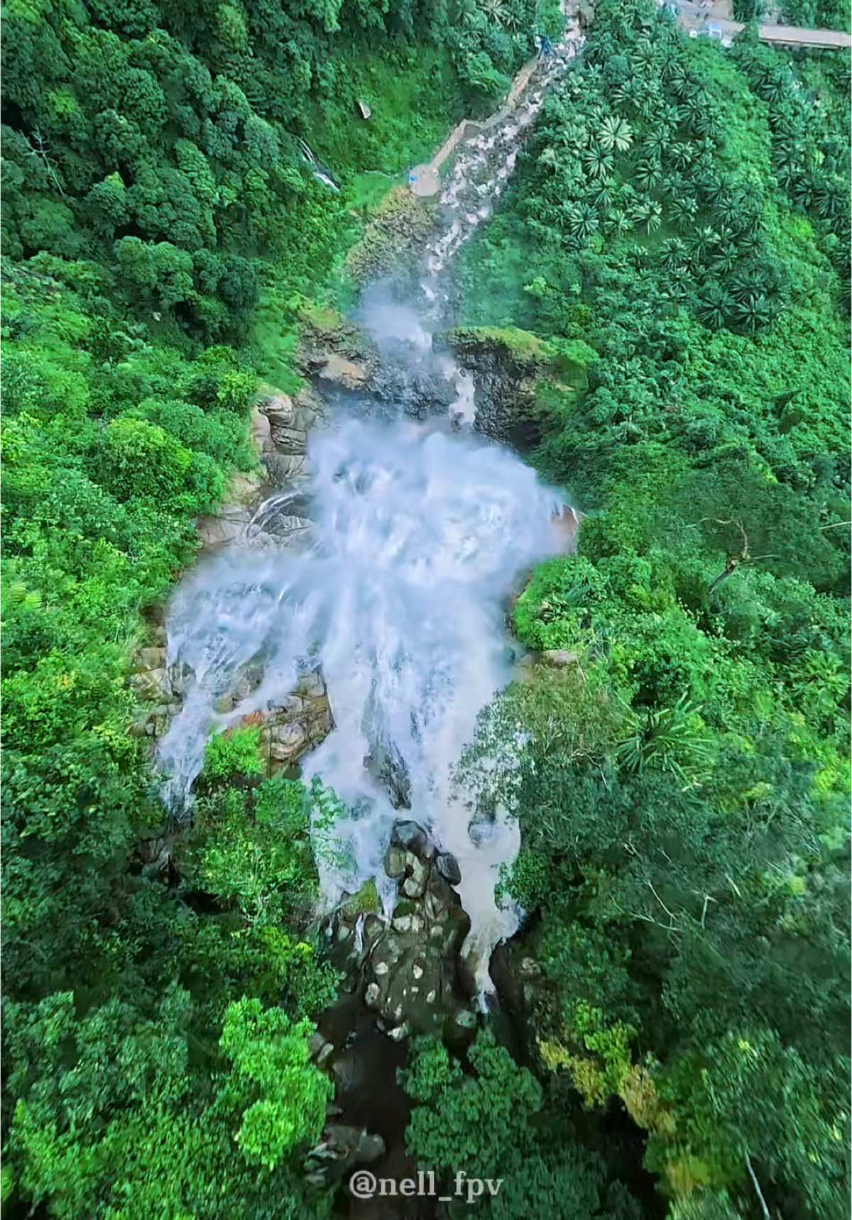 Air terjun Ponot di Asahan, Sumatra Utara bersumber dari Sungai Ponot yang mengalir tenang di antara perbukitan hijau pada ketinggian 500 meter di atas permukaan laut (mdpl). Uniknya, Ponot dinobatkan sebagai air terjun tertinggi di Indonesia dengan ketinggian mencapai 250 meter dan terdiri dari tiga tingkat yang makin menambah keindahannya. Kota Porsea di Kabupaten Tobasa menjadi titik terdekat untuk bisa menjangkau lokasi air terjun ini selain Rantau Parapat (Kabupaten Simalungun) dan Pematang Siantar (Kabupaten Simalungun). #airterjunponotsiguragura  #airterjuntertinggiindonesia #airterjunsumaterautara  #videoairterjunponot  #dronefpvwithairterjunponot  #airterjunponot  #dronefpv #goprohero12black #toba #fypシ゚ #