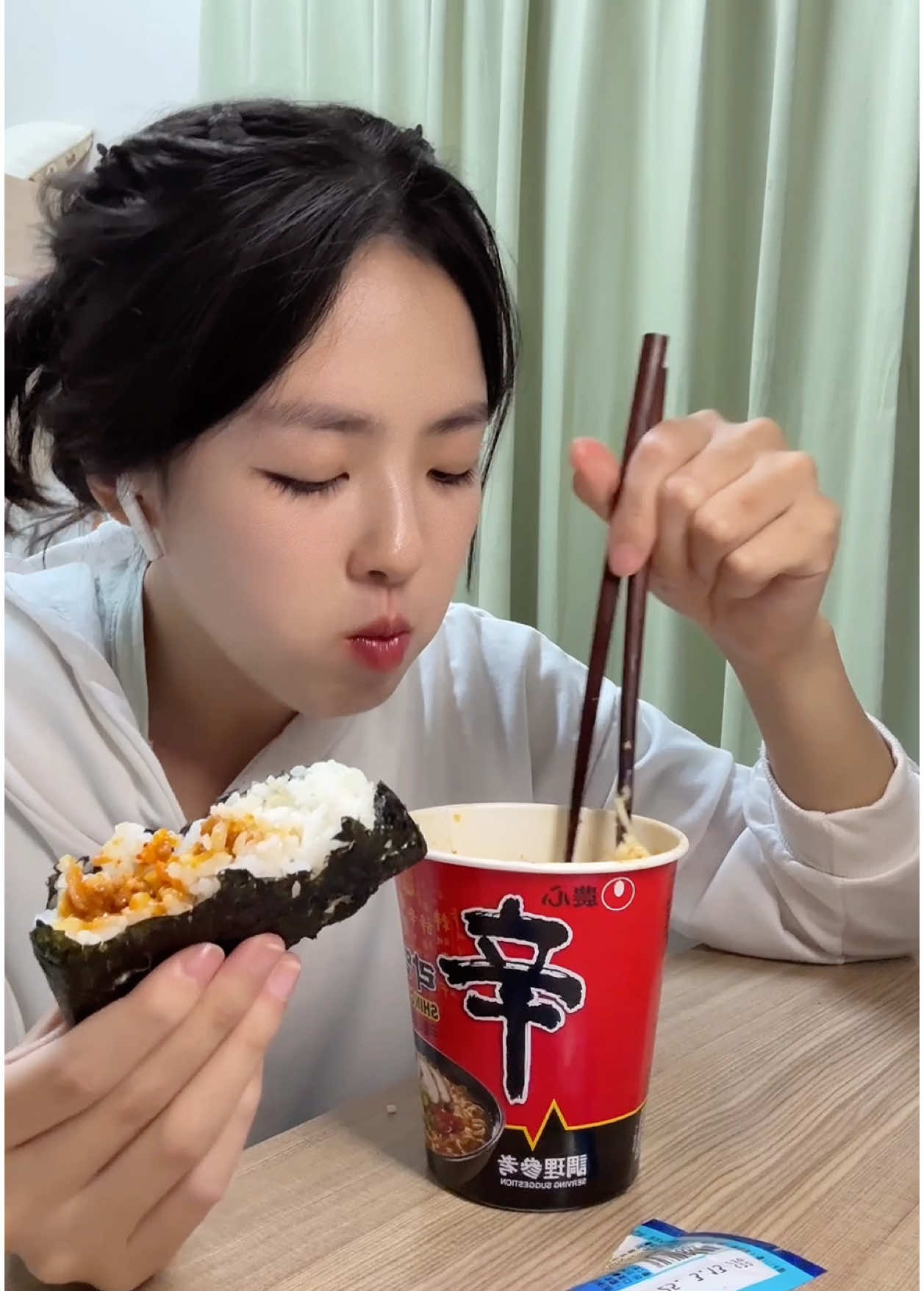 嗨嗨～～今天吃辛拉麵＋飯糰＋起司條！！！ #吃播 #asmr #美食 #好吃 #美味 #asmrvedio #美食分享 #美食推薦 #午餐  #便利商店 #辛拉麵 #泡麵 #新吃法 #御飯糰 #飯糰 