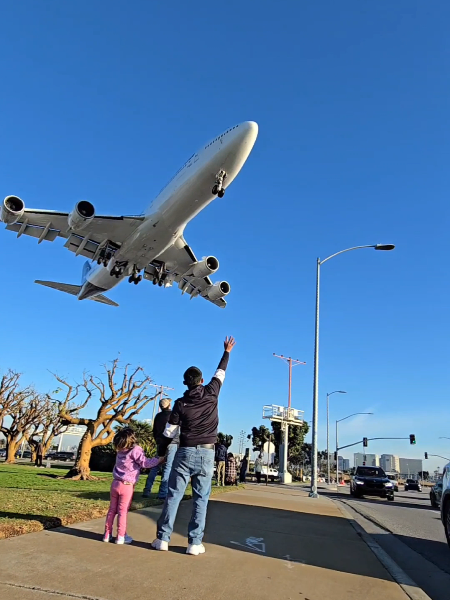 Papá e Hija comparten esa misma emoción de ver tan cerca ese avión tan grande. #aviation #boeing #boeing747 #airplane #airport #lax #losangeles #thingstodo #innout 