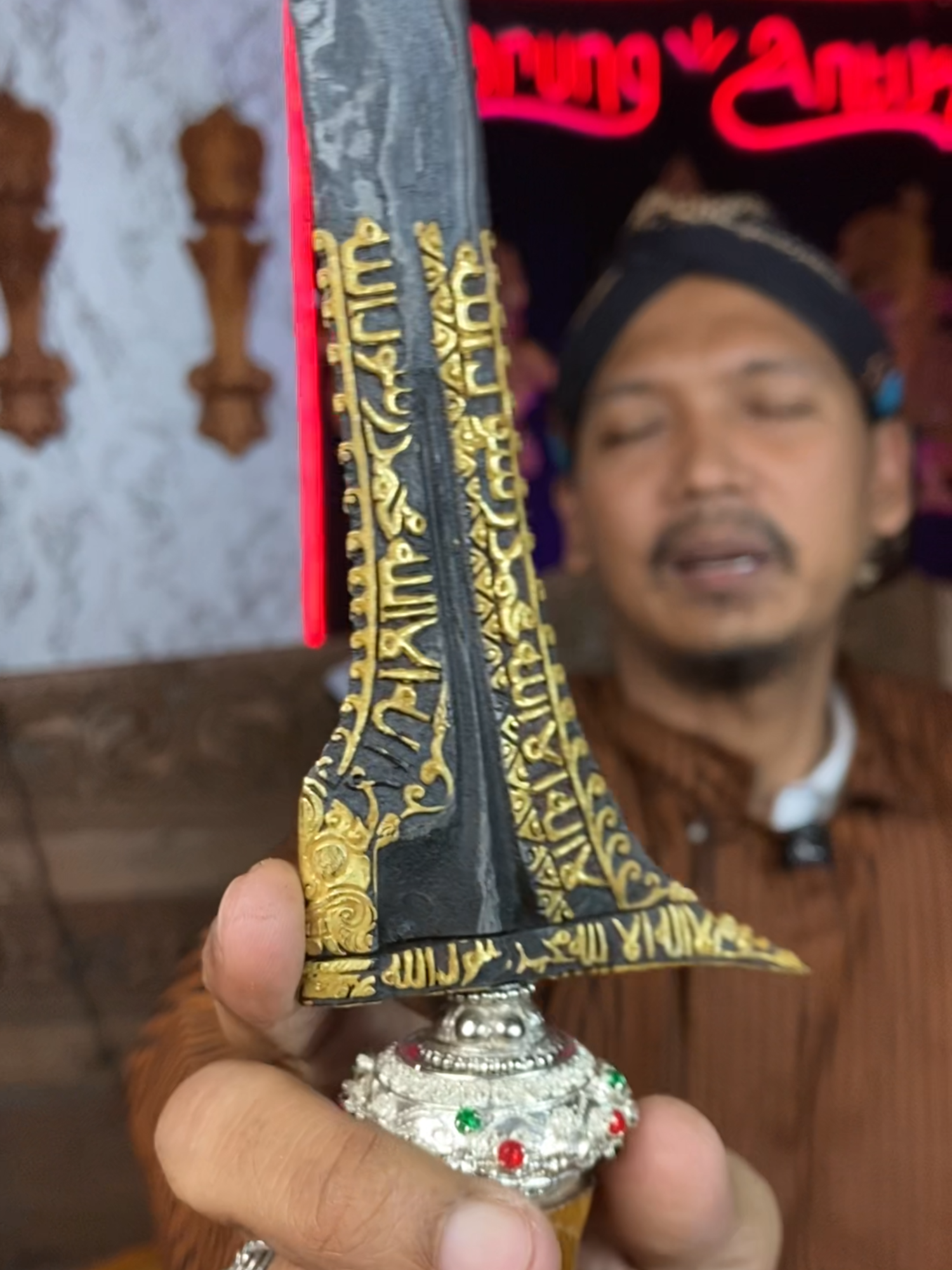 Keris dhapur Kanjeng Kyai Rapal, pamor Pendaringan Kebak, memiliki filosofi keagungan... Koleksi Warung Antik... #warungantik #keris #kerispusaka #pusakaindonesia #budaya #budayajawa #kerispusakaindonesia #kerisnusantara #kerismataram #kerisantik #keristuban #kerisraksasa #budayaindonesia #ethnic #pusaka #pusakanusantara #history #etnik #kuno #antik #majapahit #sriwijaya #medang #kerajaanmedang #medangkamulan #bethok #kadga