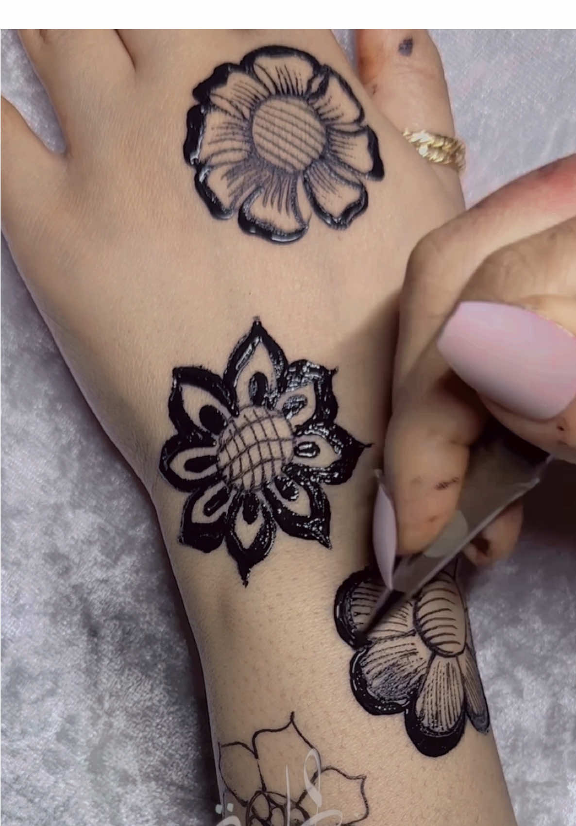 Easy Henna Flower Base | Tips for Clean Designs Without Smudging #creatorsearchinsights #SimpleHenna 