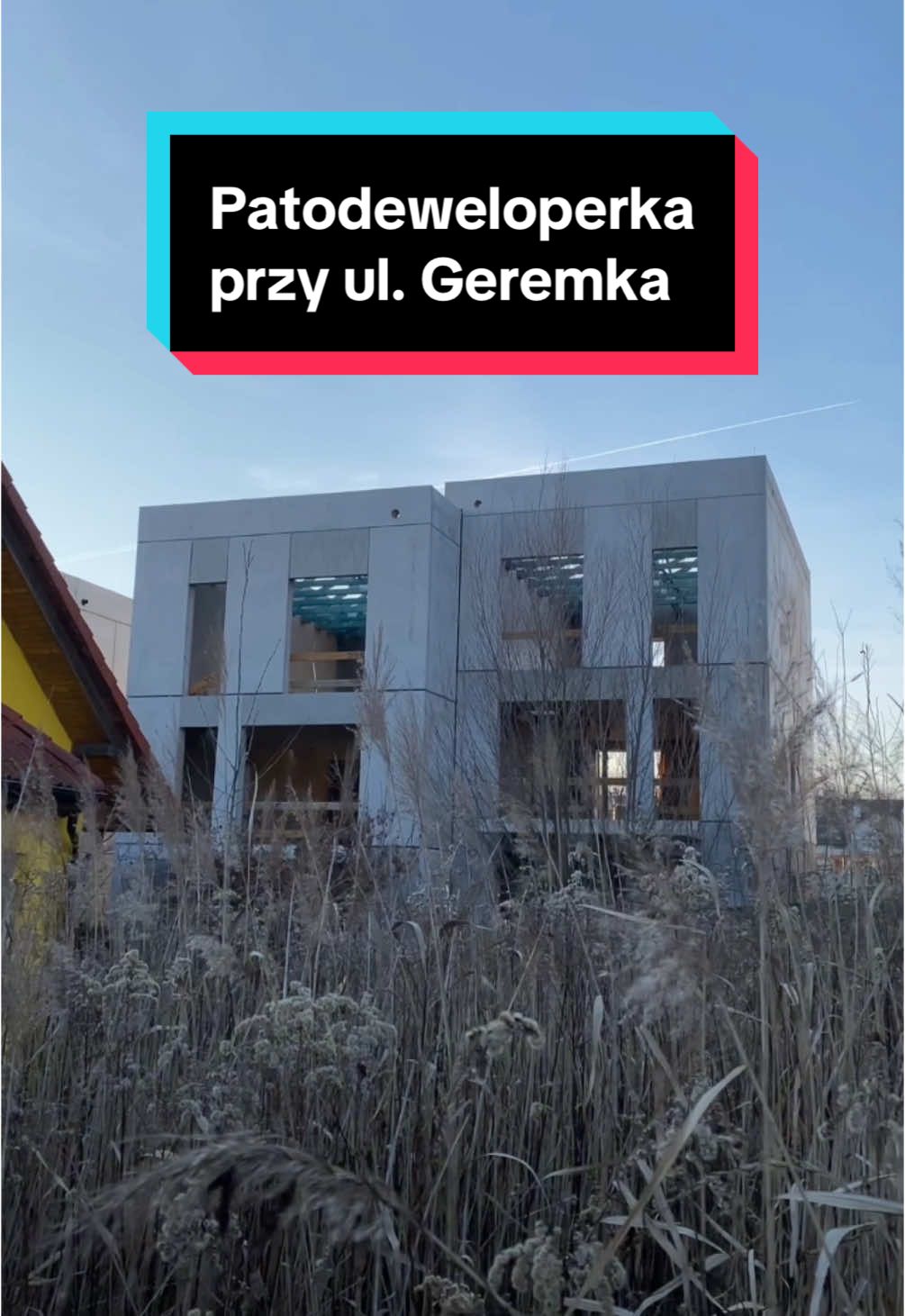 Kolejny przykład patodeweloperki w Krakowie - ul. Galaktyczna i nowo powstałe w jej cieniu bydynki przy ul. Bronisława Geremka. Dziś dłuższy materiał, ale zdecydowanie zachęcam do obejrzenia całości. #pato #patodeweloperka #absurd #stop 