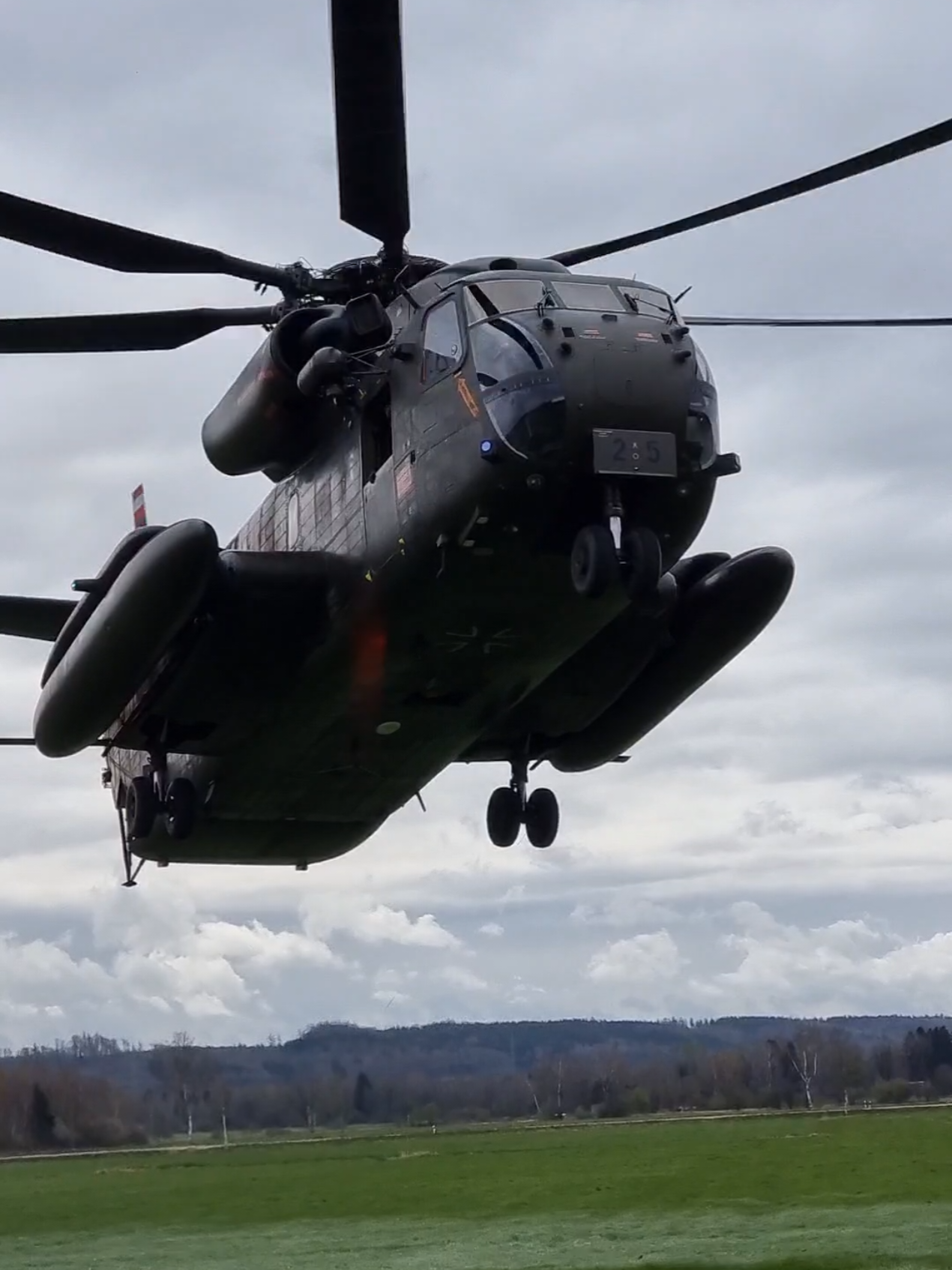 If you stand close to the big bird :-)#pilot #exersice #aviation #militaryhelicopter #armylover #armee #military #bundeswehr #ch53 #heli #sound #windy #hubschrauber #helicopter #close 