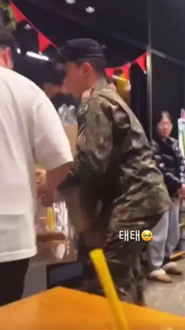 @BTS Kim Taehyung when he came to compose coffee at Woodumir branch,were the Korean fanbase distributed free coffee & desserts to soldiers to celebrate 🙌 his birthday 🎂🥺💜