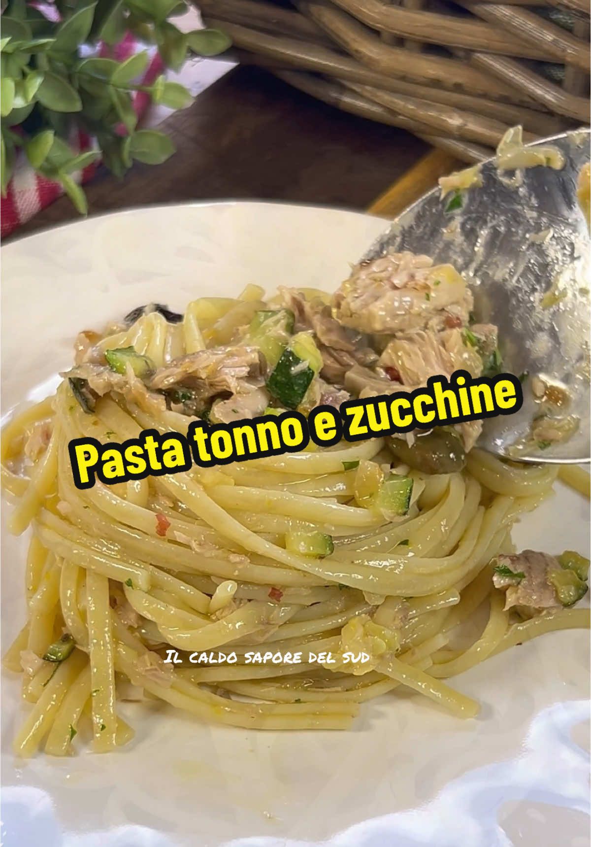 Questa pasta col tonno spacca, credetemi!! E poi la preparate in un attimo, il che dopo lo stress di questi giorni, non guests! . Ingredienti per fare la Pasta tonno e zucchine in bianco 1 zucchina (grande) 1 cipolla (bianca, piccola) 30 g olive taggiasche 5 capperi sotto sale 200 g tonno sott’olio (Sgocciolato o al naturale ) 20 g pinoli (o mandorle pelate) 300 g pasta q.b. olio extravergine d’oliva q.b. pepe rosa (in grani o una spolverata di pepe nero) q.b. scorza di limone q.b. prezzemolo . Per preparare questa ricetta vi consiglio di utilizzare una zucchina fresca e soda, quanto al tonno andrà bene sia quello al naturale che quello sott’olio. Se usate tonno al naturale, aggiungete alla fine un ancora po’ di olio a crudo. Come si fa la Pasta tonno e zucchine in bianco Sciacquate la zucchina, privatela delle estremità e tagliatela a cubetti molto piccoli, quindi pelate e tritate la cipolla. Lasciate appassire la cipolla in un abbondante giro d’olio, unite le olive e i capperi e lasciate andare qualche minuto, quindi aggiungete le zucchine e lasciate dorare. A fuoco spento e cotte le zucchine aggiungete il tonno sgocciolato, la scorza di limone, il pepe rosa in grani e il prezzemolo tritato. Cuocete la pasta in abbondante acqua leggermente salata, scolatela e unitela al condimento, saltate un minuto a fuoco alto, aggiungendo acqua di cottura al bisogno e servite subito. Conservazione e consigli. La pasta con tonno, zucchine e olive e limone va gustata subito, ma se dovesse avanzarvi conservatela in frigo per 24h al massimo e salatatela in padella a fiamma vivace con un po’ d’olio prima di mangiarla, non sarà buona come appena fatta, ma sarà comunque gustosa. #ricette #ilcaldosaporedelsud #pasta