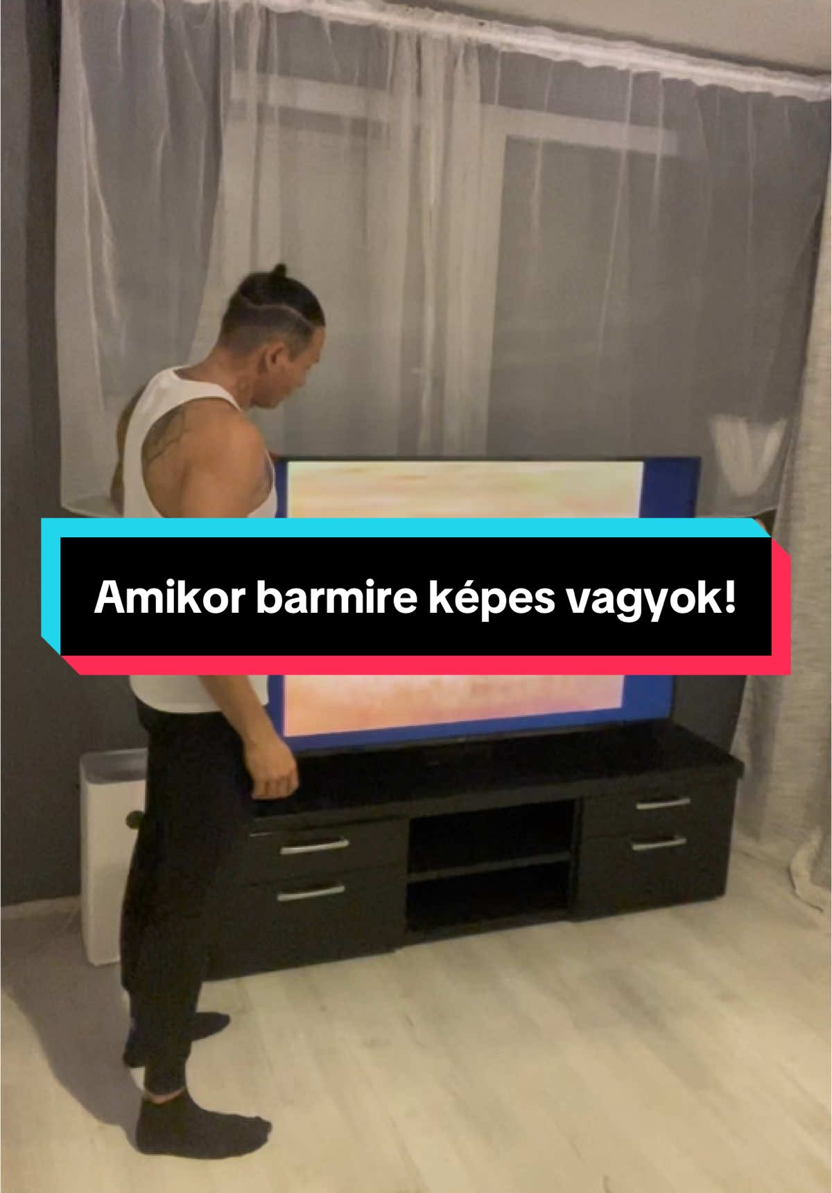 Nem minden hős visel köpenyt 😎🤣! Köszönöm ha bekövetsz! #nekedbelegyen #magyar #fyp #nekedbeakaromlatni #foryoupage❤️❤️ #magyartiktok #hülye #humor #vicc #házasélet #párkapcsolat #couple #hős #hero 