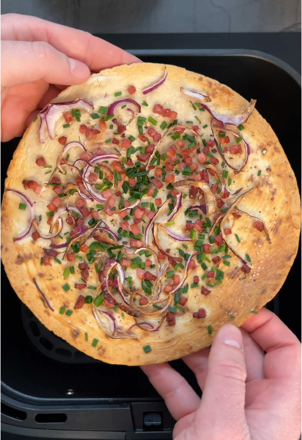 Der wohl schnellste Flammkuchen - ganz easy aus der Heißluftfritteuse.  Zutaten:  	• 2 Wraps  	• Creme Fraiche leicht  	• 100g Schinkenwürfel  	• 1 Rote Zwiebel 	• Schnittlauch  	• Salz  	• Pfeffer Zeiten:  	• 180 Grad für 5-8 Minuten  #airfryer #airfryerrecipes #airfryertiktok #heissluftfritteuse #heissluftfritteuserezepte #rezepte #schnellerezepte #einfacherezepte #FoodTok 