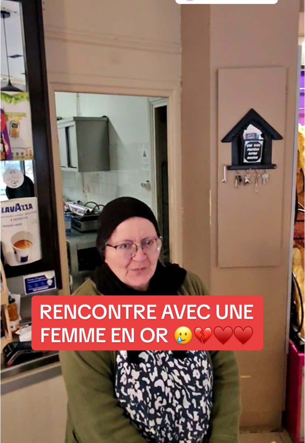 RENCONTRE AVEC UNE FEMME EN OR 🥲💔♥️♥️ #pourtoi #pourtoii #foryou #prank #humour #cameracachée #reel  #viral #paris 