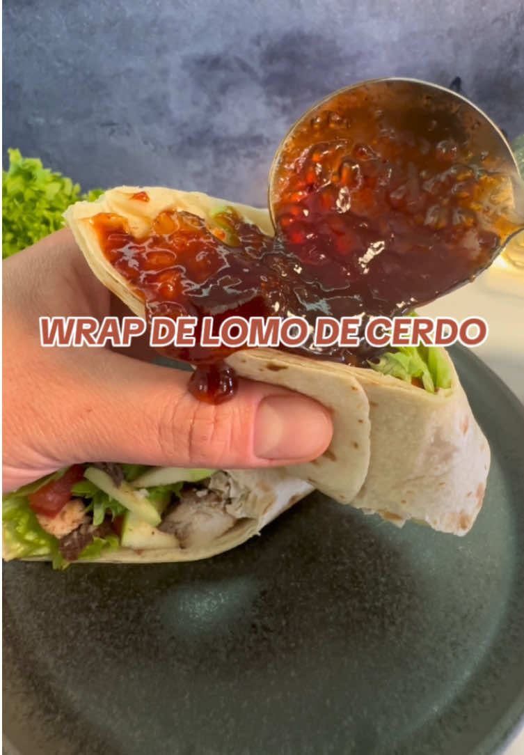 ¿Día 100 de recalentado? 😱 Nosotros te ayudamos a prepararlo de otra manera como este delicioso WRAP DE LOMO DE CERDO 😉 INGREDIENTES: 2 Cucharadas de Jugo MAGGI®️ 2 Piezas de chile chipotle, adobados 1 Taza de mermelada de chabacano 5 Tortillas de harina para burritos, calientes 1/2 Lechuga orejona, desinfectada y troceada 2 Jitomates, cortados en medias lunas 2 Manzanas verdes, cortadas en medias lunas 2 Tazas de lomo de cerdo, cortado en cubos, horneado y caliente #findeaño #2025 #felizañonuevo #amimanera #sabor #FoodTok #carne #Recipe #facilyrapido  #EnergiKuatTiapLangkah 