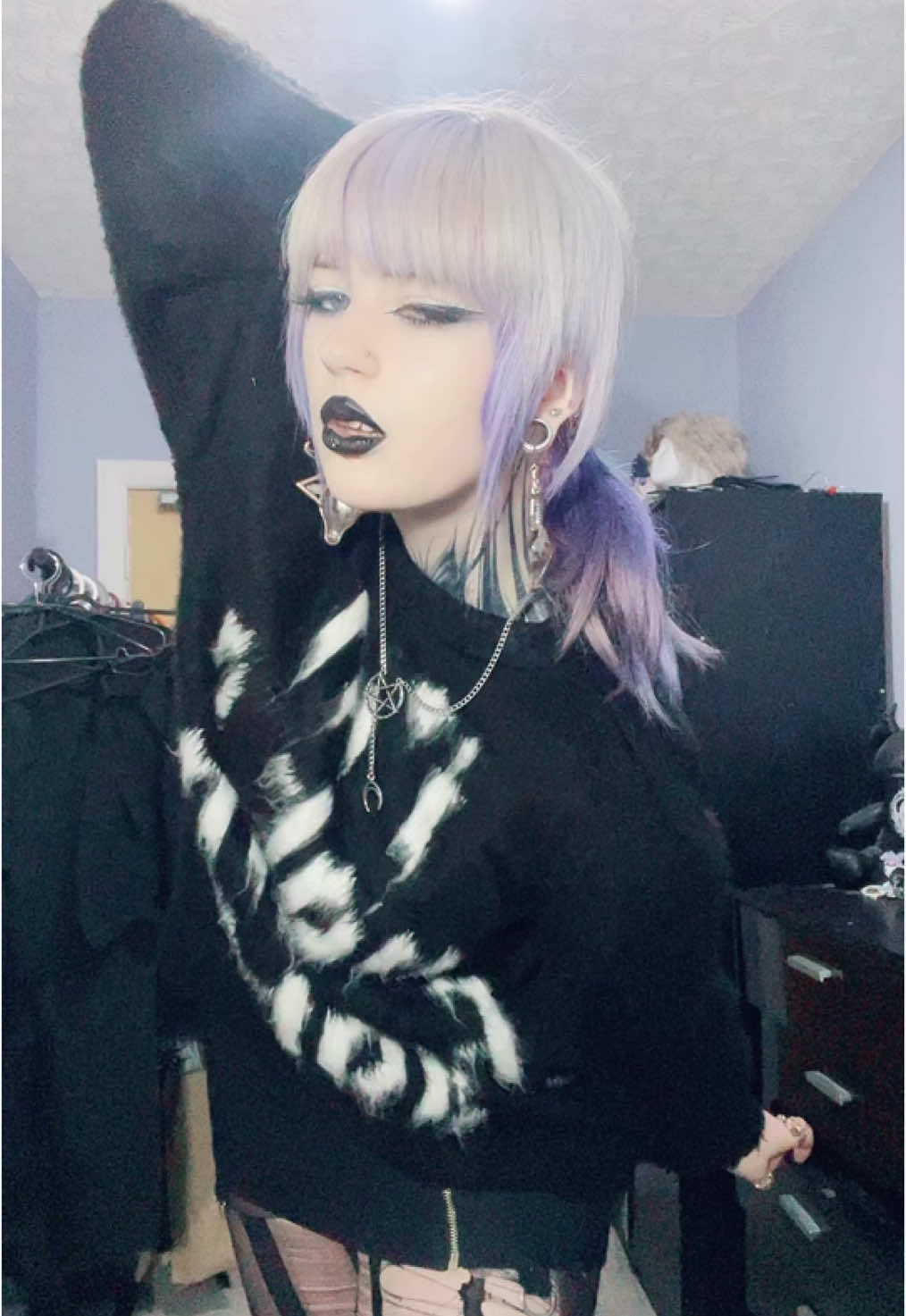 I will dye my roots again I swear #fyp #alt #metalhead #goth 