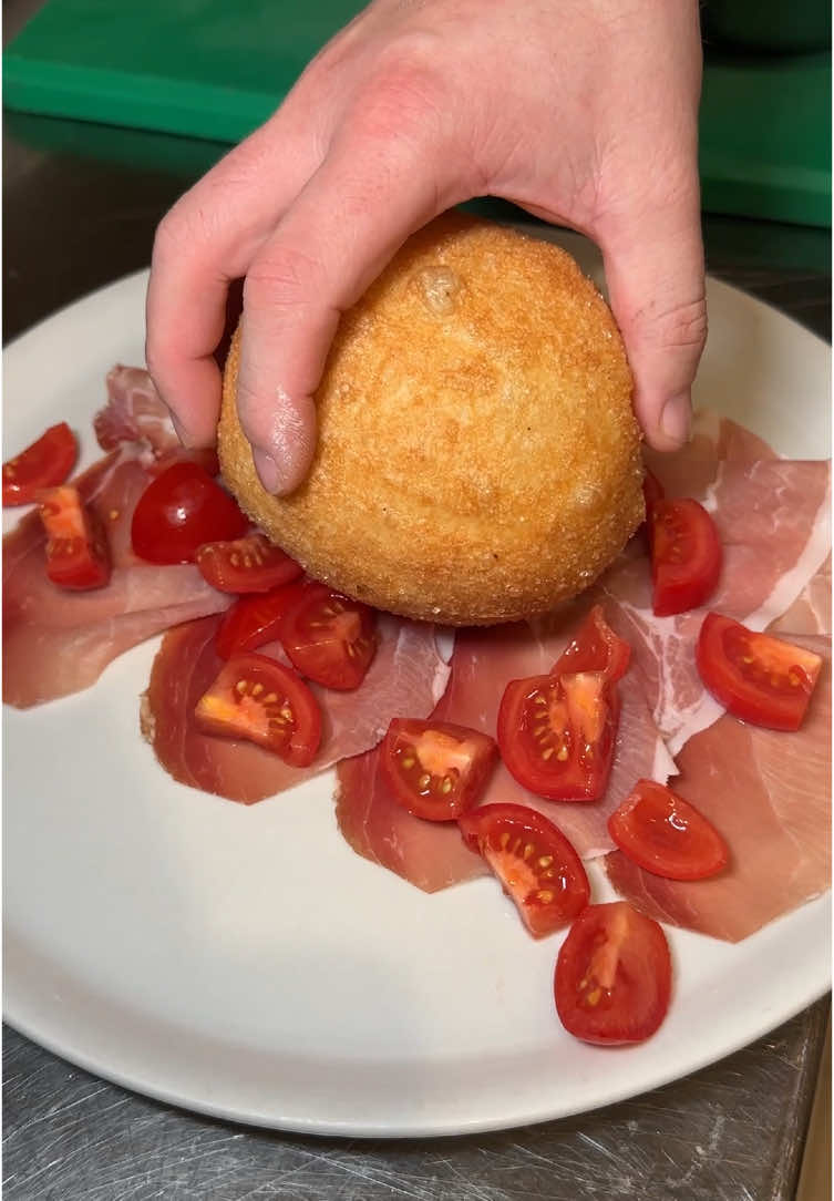 Figliata di bufala fritta in impasto pizza e adagiata su un letto di prosciutto crudo di Parma Villani e pomodorini freschi 😋 Mangia e godi fino al 2030 🐷 #25pizzabistrot #pizza #pizzanapoletana #pizzacontemporanea #pizzafritta #mozzarella #burrata #figliata #prosciutto #prosciuttocrudo #eatfoodporn #madonnacomegodo #maddaloni #villaliterno 