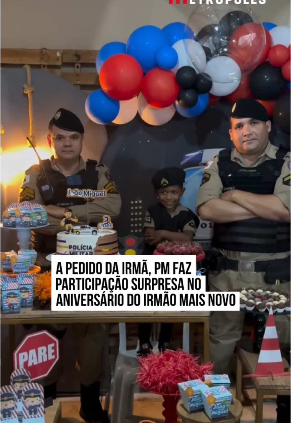 ❤️🚔🎂 A criadora de conteúdo Vanderléia Marques emocionou os seguidores ao compartilhar um momento pra lá de especial nas redes sociais. Para celebrar o #aniversário de 3 anos do irmãozinho João Miguel, ela preparou uma surpresa inesquecível: uma #festa com tema policial que contou com a presença real de agentes da #PolíciaMilitar. No vídeo, Vanderléia, visivelmente mais empolgada que o #aniversariante, registrou o momento em que a viatura chegou. João Miguel, #encantado, recebeu os policiais todo educado e fez questão de convidá-los para participar da comemoração. Os PMs, em um gesto de #carinho, pegaram o pequeno no colo, posaram para fotos, cantaram #parabéns e fizeram do #evento algo ainda mais #especial. “Gratidão aos PMs que atenderam ao meu pedido e tornaram esse momento único! 😍🙌🏾👮🏽‍♀️ @8rpm.pmmg”, escreveu Vanderléia. A homenagem também tocou os policiais, que responderam pelo perfil oficial: “Ficamos muito felizes em podermos participar da sua festa, João Miguel. As crianças são o futuro da nossa nação. Conte sempre com a sua Polícia Militar!”. Quanta fofura!❤️ #TikTokNotícias