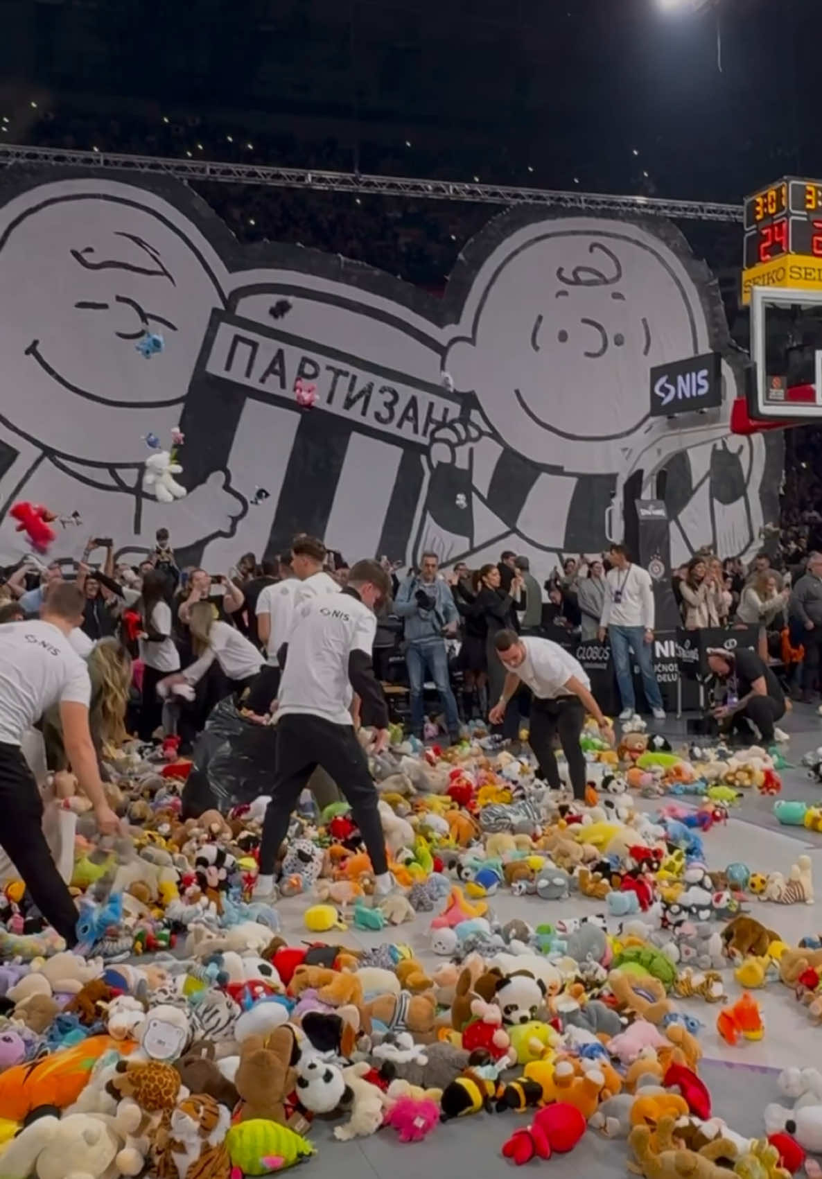 GROBARI HVALA! ŽELJA DA SE SVA DECA U SRBIJI SREĆNO IGRAJU JE ISPUNJENA!🖤🤍 #KKPartizan #EuroLeague 