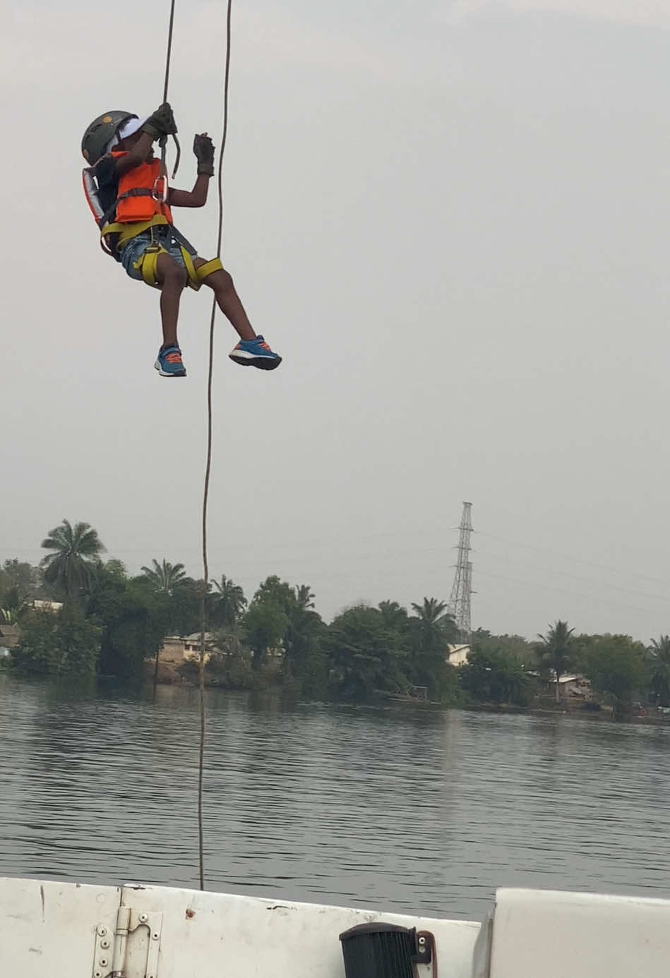 #viral #fyp #abseiling #adomibridge  Little Kwaku had no fear abseiling at the adomi bridge. Well done kwaku👏🔥