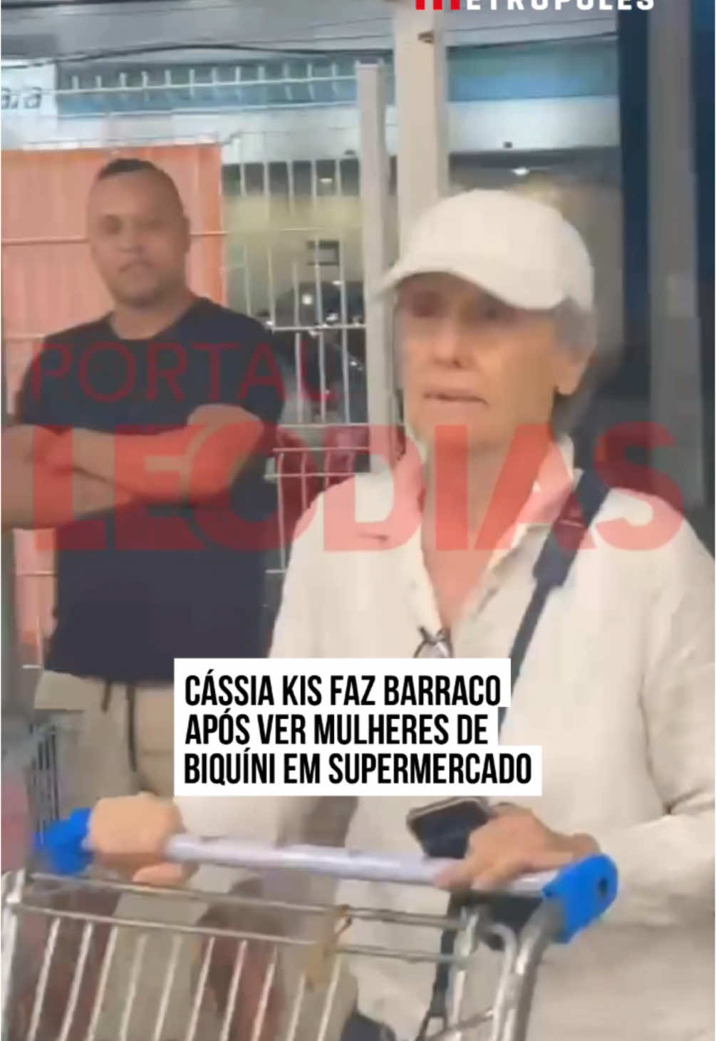 #CássiaKis ficou revoltada ao encontrar duas jovens com a parte de cima do #biquíni à mostra dentro de um #supermercado no #RiodeJaneiro. A #atriz reclamou com a #jovens e fez questão de arm4r um #barraco no estabelecimento. Uma das mulheres envolvidas na #confusão, uma jovem de 24 anos, revelou ao portal Leo Dias que estava acompanhada de uma amiga e as duas estavam de biquíni. Junto com familiares dessa amiga, elas tinham saído da praia e ido ao local fazer algumas compras na noite dessa quinta-feira (2/11). “Estávamos com a parte de cima do biquíni à mostra e com uma saída de praia e calça. Antes de entrar no supermercado, e não passar por nenhum tipo de constrangimento, perguntamos à segurança se poderíamos entrar daquela forma e ela disse que sim, que não havia problema algum”, relatou. A jovem contou ainda que passou por diversos outros funcionários do supermercado enquanto o grupo realizava as compras e não foi questionada sobre o traje ou barrada por nenhum deles. Mas, quando chegou ao caixa para fazer o pagamento dos produtos, foi abordada por Cássia Kis. “Ela veio e falou: ‘Oi, vocês moram aqui? Vocês são do Rio de Janeiro?’. Respondemos que não éramos do Rio e ela disse: ‘Ah, então é por isso. Mas olha, não pode andar assim no supermercado, isso é uma falta de respeito’. Não deu nem tempo da gente responder e ela saiu”, contou a mulher. Segundo o relato, a atriz teria se direcionado a outra caixa para passar as compras dela e começado a reclamar da situação. “Ela começou a falar que isso era inaceitável, que não aceitava isso, que não podiam deixar a gente entrar daquela forma no mercado.” Na sequência, o pai da amiga dela decidiu interferir e se direcionou à atriz, que logo rebateu. “Ela então começou a xingar e falar ‘Quer andar assim vai para a praia, não pode aqui, por isso existe uma praia'”, finalizou a mulher. Em um vídeo, é possível ver que o homem questiona Cássia Kis sobre as opiniões dela. “Você é dona para proibir? Eu até te admirava, mas agora …”, disparou ele. #Entretênews