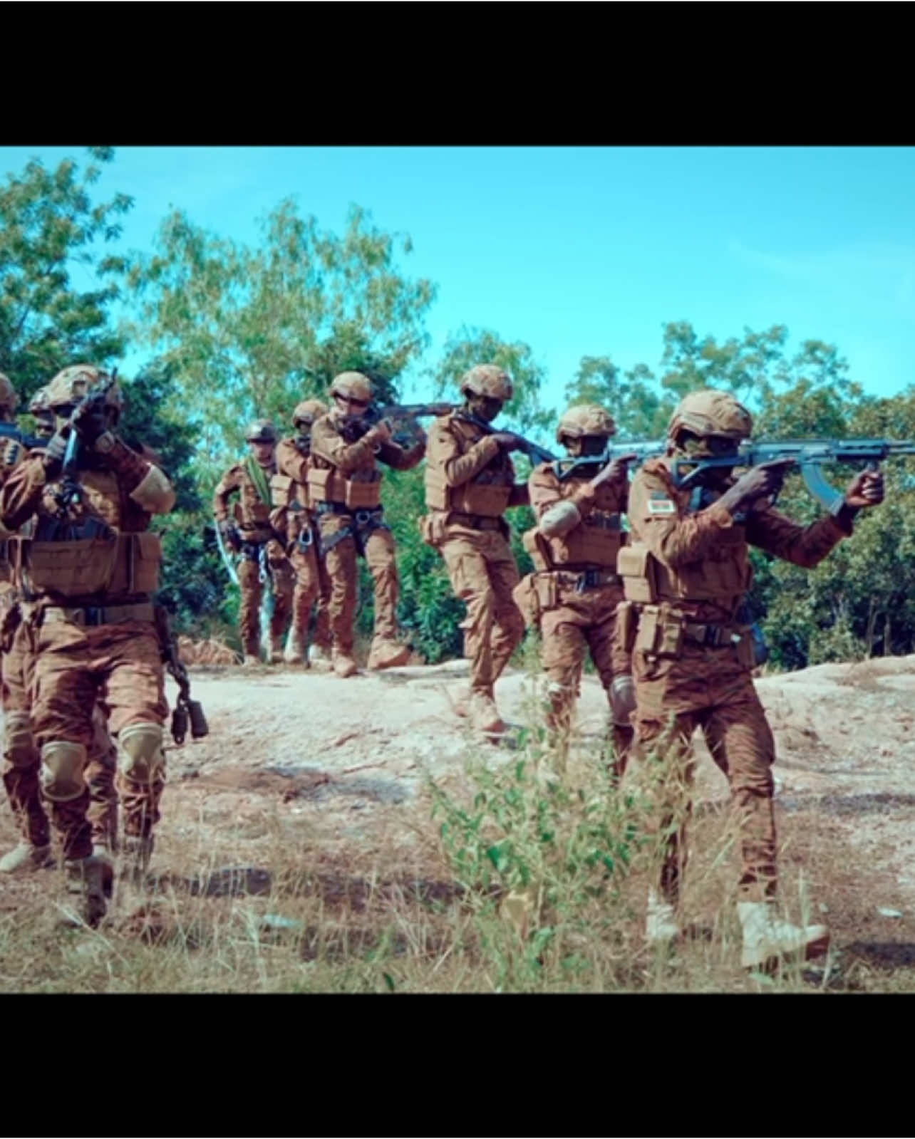 À nos héros, les Forces de Défense et de Sécurité du Burkina Faso, qui se battent chaque jour pour protéger notre liberté et préserver notre terre, nous exprimons notre infinie gratitude en cette nouvelle année 2025. Votre courage, vos sacrifices et votre engagement inébranlable sont une source d’inspiration pour tout le peuple Burkinabè.🇧🇫 À travers cette vidéo, c’est notre manière de vous soutenir et de vous dire que vous n’êtes pas seuls dans ce combat. Nous sommes fiers de vous, car vous incarnez l’espoir et la résilience de tout un peuple. Que cette année soit celle de la paix, de la victoire et de la stabilité pour notre nation. La Patrie ou la Mort, nous vaincrons.🇧🇫 #HonneurAuxFDS #FiertéBurkinabè #PaixEtSécurité #SoutienAuxHéros #BurkinaFaso2025 #LaPatrieOuLaMortNousVaincrons