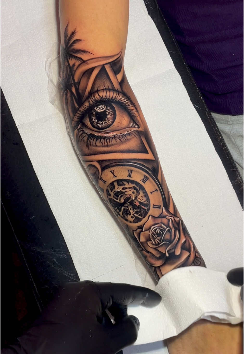 Realismo tattoo ✍🏻 #tattoorealismo #realismotattoo #trendingtattoo #ideiastattoo #realismopretoecinza #trendingtiktok #tattoobrasil #tatuagemfemenina #tattoopretoecinzarealismo 