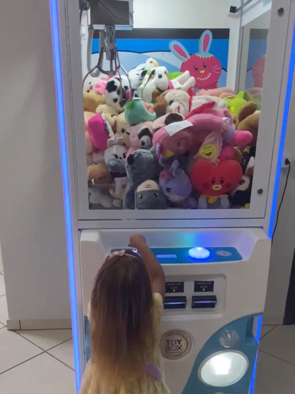 Desculpem a qualidade da imagem 😂#viral #humor #meme #plush #plushies #máquinadeursinho #maquinadeurso #ursinho #pelucia #clawmachine #pelucias #fy #fyp #arcade #