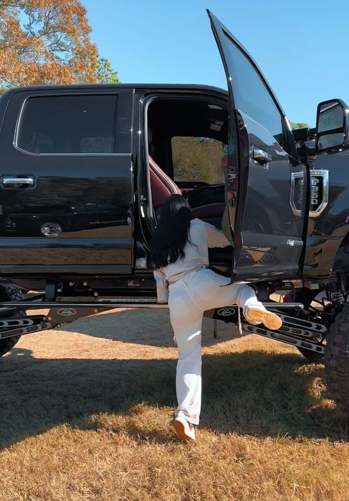 Pásenme un banquito🥹 nah! Mejor bajen la suspensión😮‍💨😈🔥 @Atlanta Truck Invasion  • #atlanta #ford #racing #show #performance #viral #fyp #lifted #girls #boys 